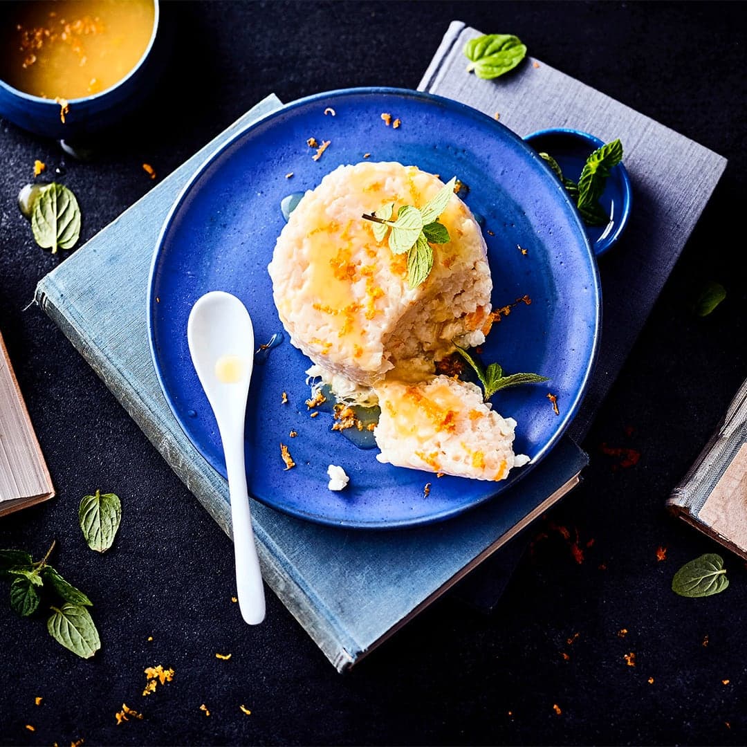 Mal eine Dessert-Alternative zu klassischem Pudding, Joghurt oder Eis: Unser selbstgemachter Reispudding mit Orangensoße und Minze schmeckt wunderbar süß und cremig.