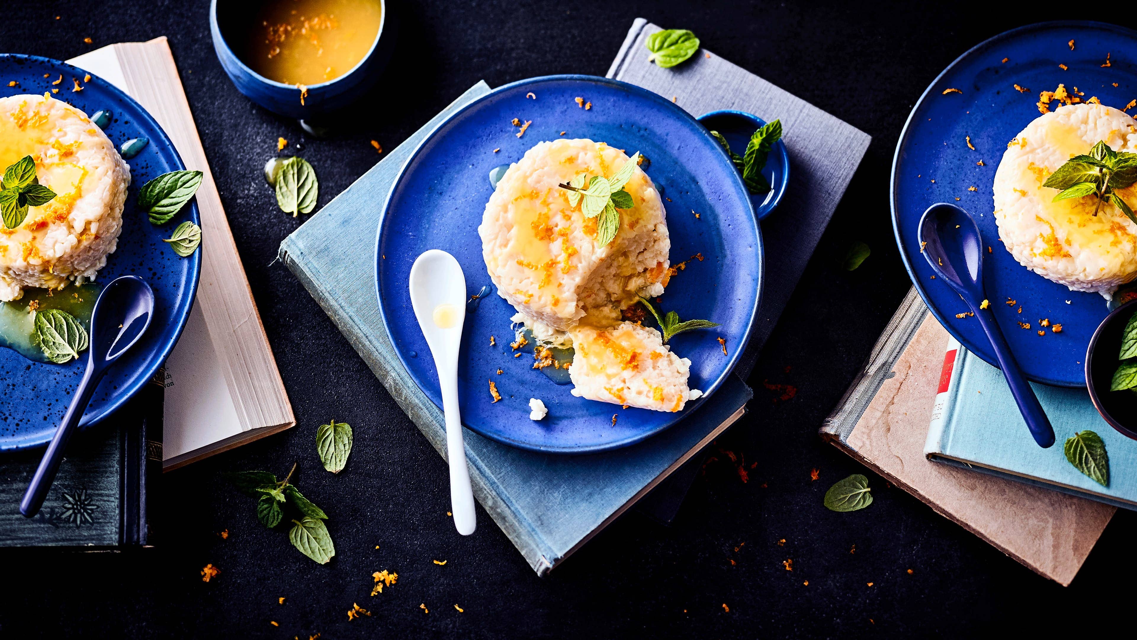 Reispudding Mal eine Dessert-Alternative zu klassischem Pudding, Joghurt oder Eis: Unser selbstgemachter Reispudding mit Orangensoße und Minze schmeckt wunderbar süß und cremig.