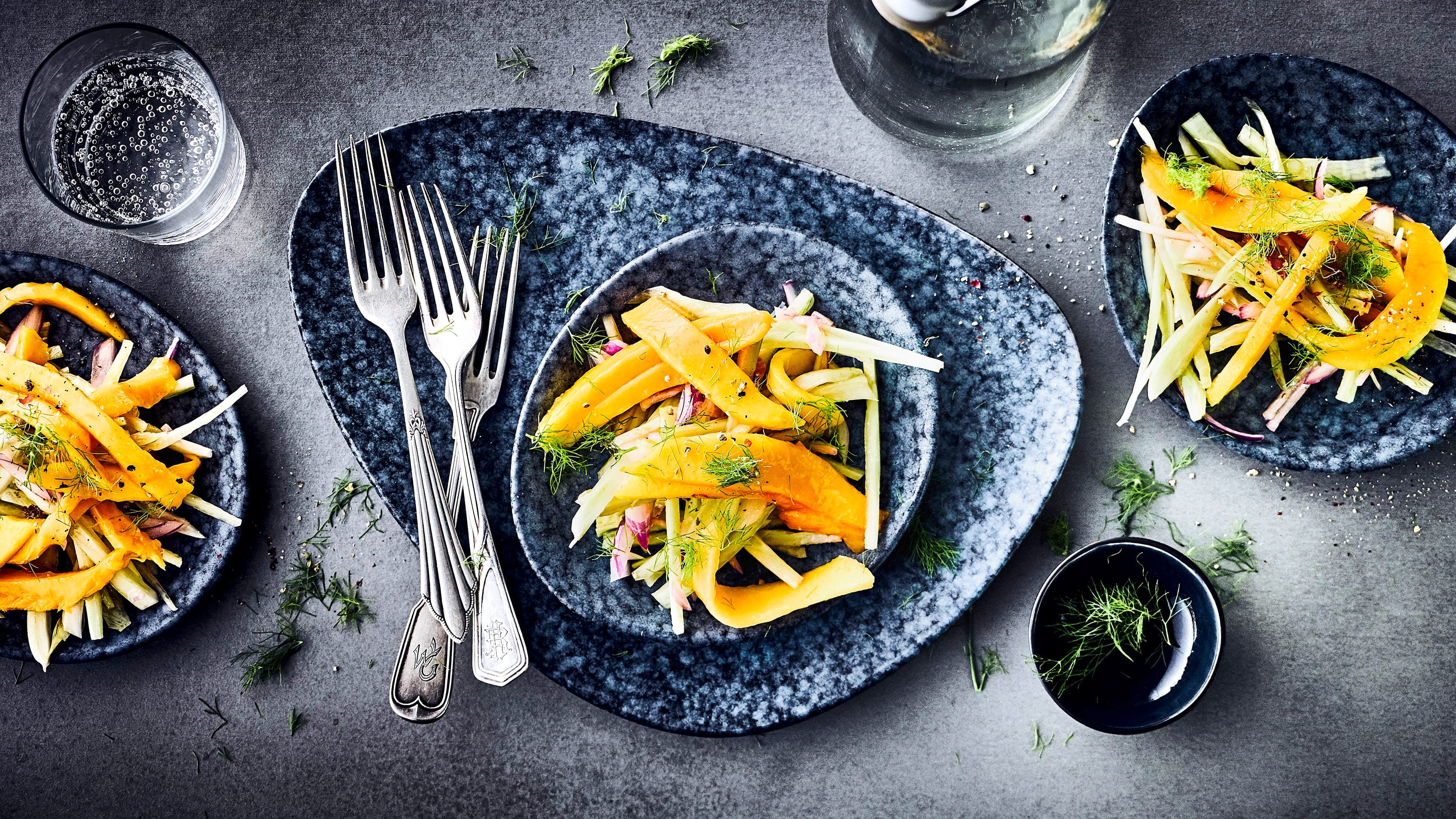 Fenchel-Mango-Salat In zehn Minuten fertig: Unser fruchtiger Salat aus Fenchel-Zwiebel-Streifen mit Balsamico-Granatapfel-Dressing auf Mangospalten – ein Genuss!