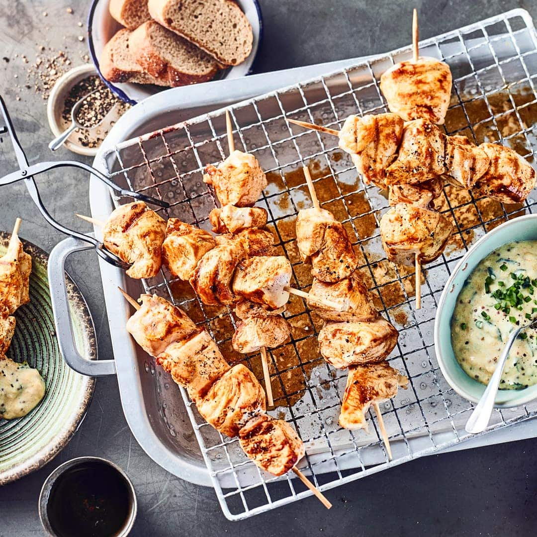 Diese pikante Zwischenmahlzeit ist schnell zubereitet: Probieren Sie unsere Hühnchen-Spieße in einer Marinade aus Currypaste, Sesamöl und Sojasoße an fruchtigem Aprikosen-Senf-Schmand-Dip – fertig in 40 Minuten!