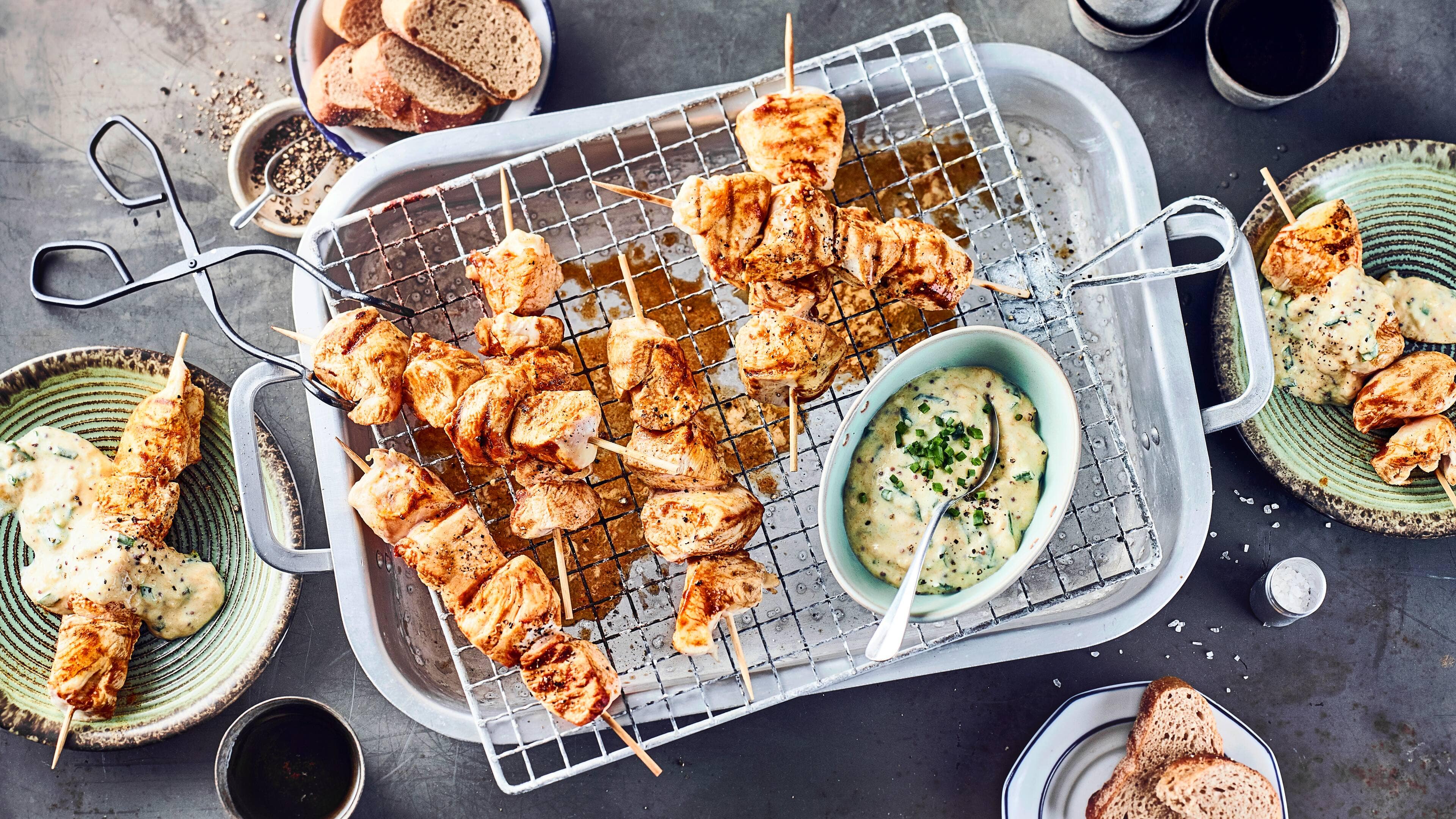 Curry-Hühnchen-Spieße Diese pikante Zwischenmahlzeit ist schnell zubereitet: Probieren Sie unsere Hühnchen-Spieße in einer Marinade aus Currypaste, Sesamöl und Sojasoße an fruchtigem Aprikosen-Senf-Schmand-Dip – fertig in 40 Minuten!
