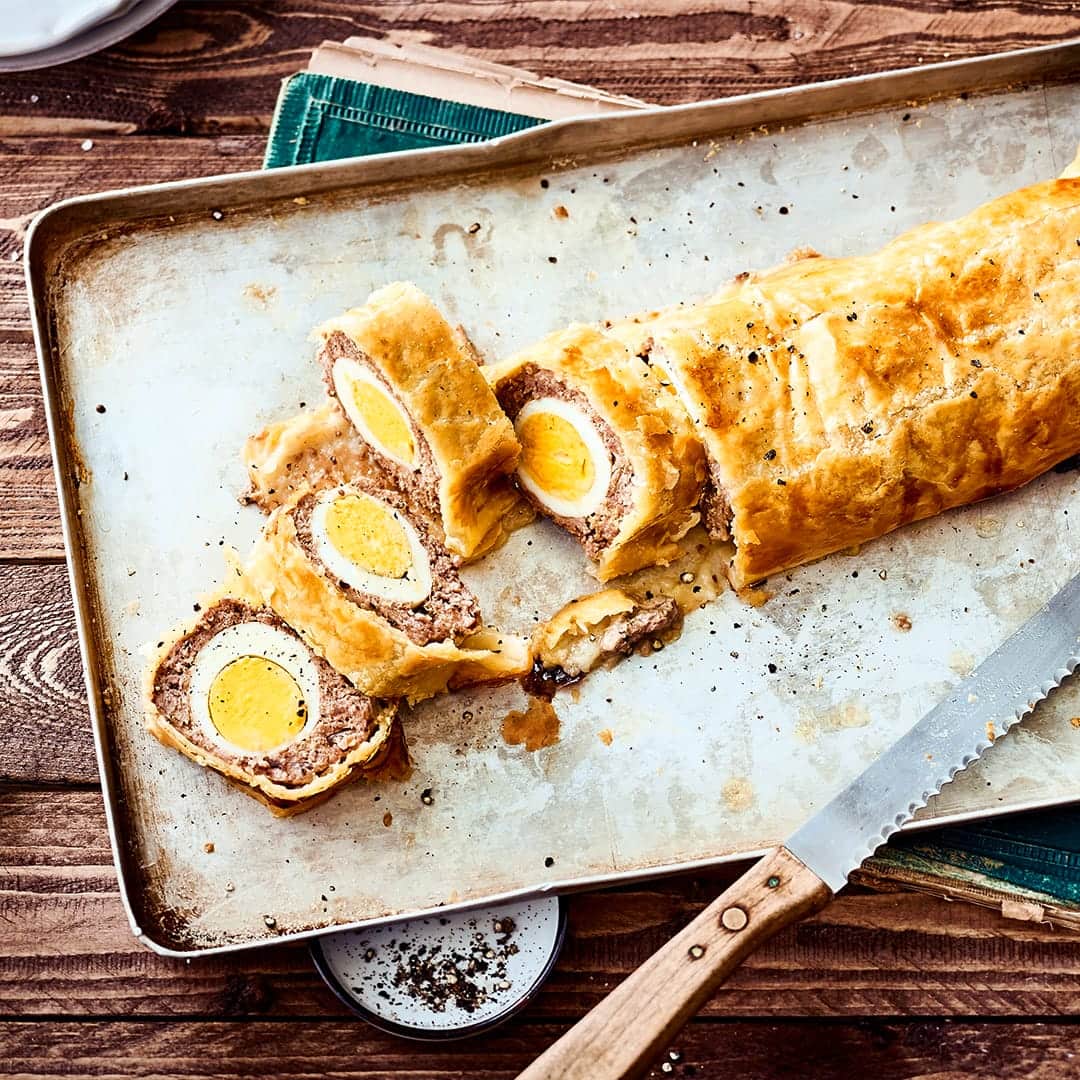 Unser Tipp für den nächsten Sonntagsbraten: Probieren Sie unseren falschen Hasen im Blätterteig mit frischem Hackfleisch und Ei – deftig und lecker!