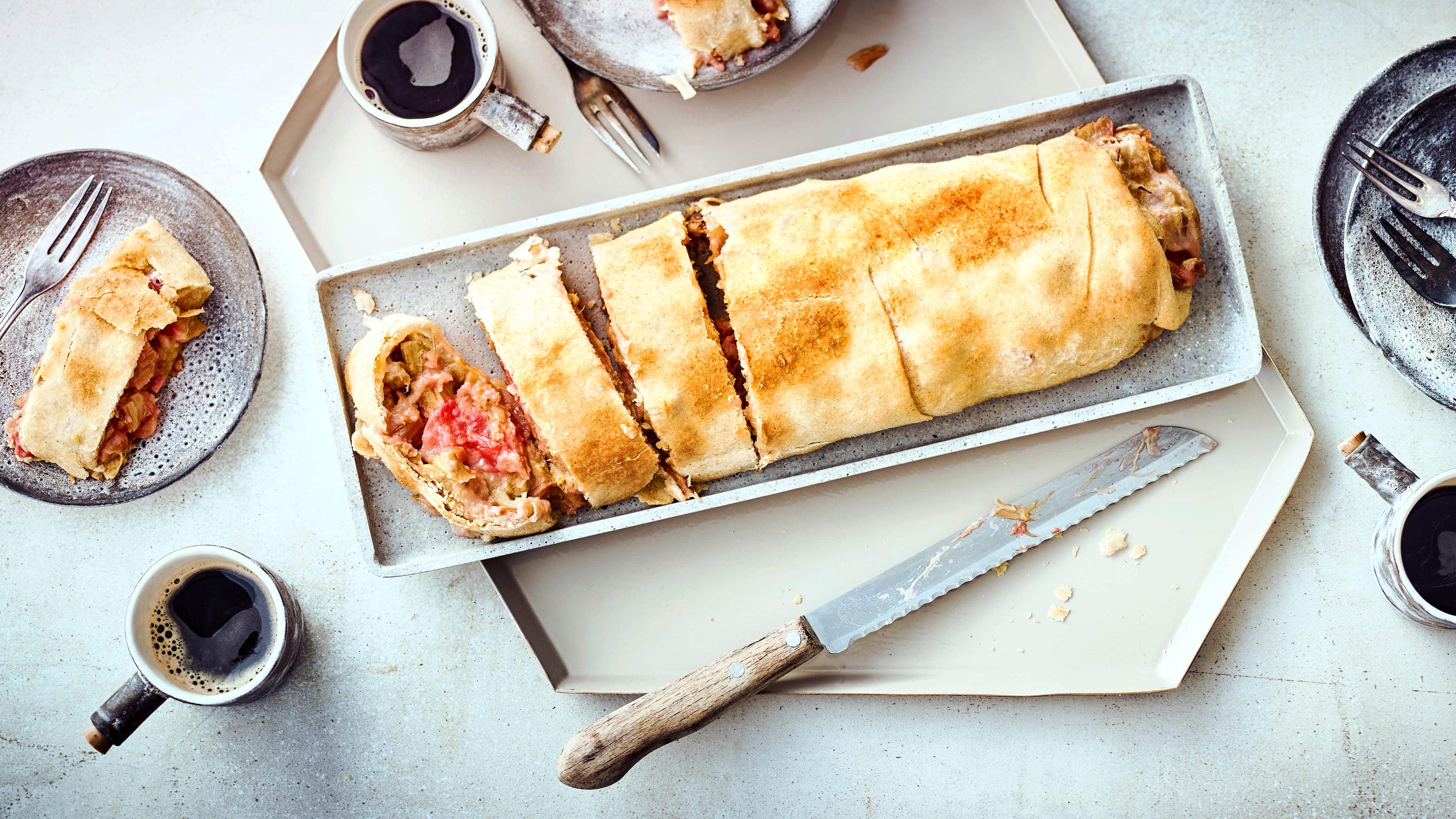 Rhabarberstrudel Unser Tipp für ein Gebäck passend zur sommerlichen Kaffeetafel: Probieren Sie unseren feinen Butter-Strudel mit einer Füllung aus frischem Rhabarber und Paniermehl!