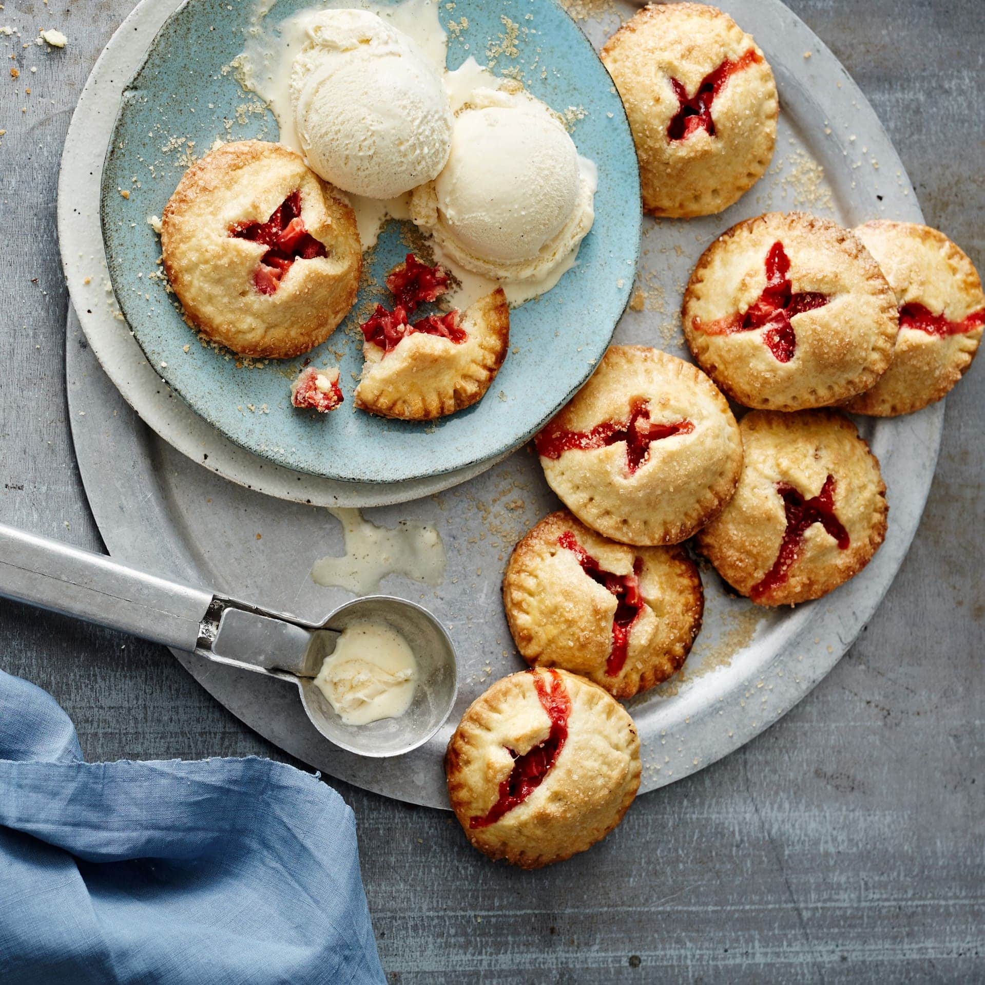 Sie lieben Gebäck mit fruchtigen Füllungen? Dann probieren Sie doch mal unsere Hand-Pies mit Erdbeer-Rhabarber-Füllung. Noch besser schmecken die Pies mit einer leckeren Kugel Vanilleeis!