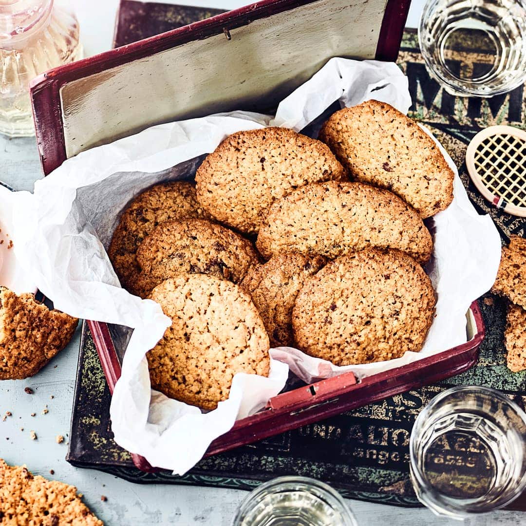 Klassische selbstgemachte Schokoladen-Cookies mit Kokosraspeln verfeinert - ob zur Weihnachtszeit, zum Kindergeburstag oder für Zwischendurch: ein leckerer kleiner Snack.