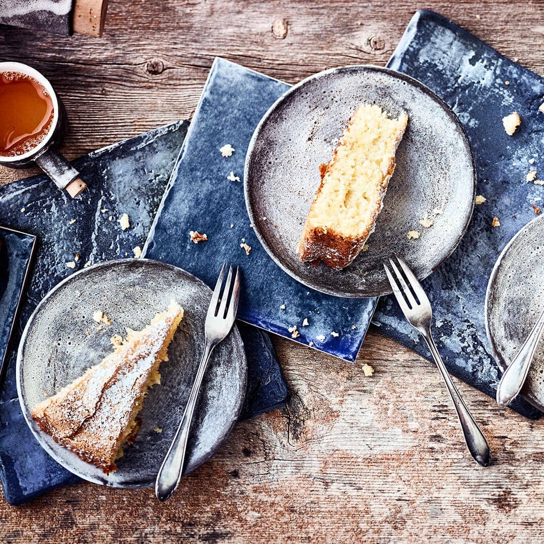 Dieses Rezept stammt aus Süditalien und ist sehr leicht nachzubacken: Probieren Sie unseren toskanischen Kokoskuchen mit Hefe, Zucker, Butter und Weizenmehl – fertig in einer guten Stunde!
