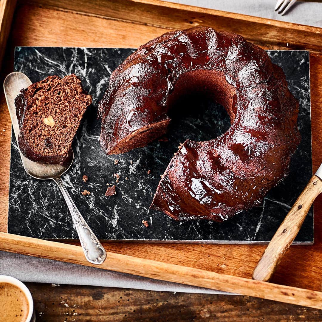 Adventlicher Genuß: Backen Sie mit unserem Rezept einen leckeren Pflaumen-Gewürz-Gugelhupf mit knackigen Walnüssen und aromatischer Bourbon Vanille.