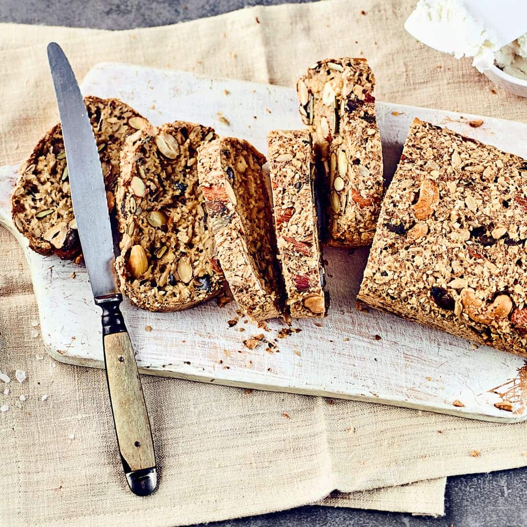 Unser Life Changing Bread ist nicht nur vegan und glutenfrei, sondern auch richtig lecker und mit vielen Nüssen und Samen besonders kernig. Es wird vielleicht nicht direkt Ihr gesamtes Leben ändern, aber Ihren Geschmack sicherlich.