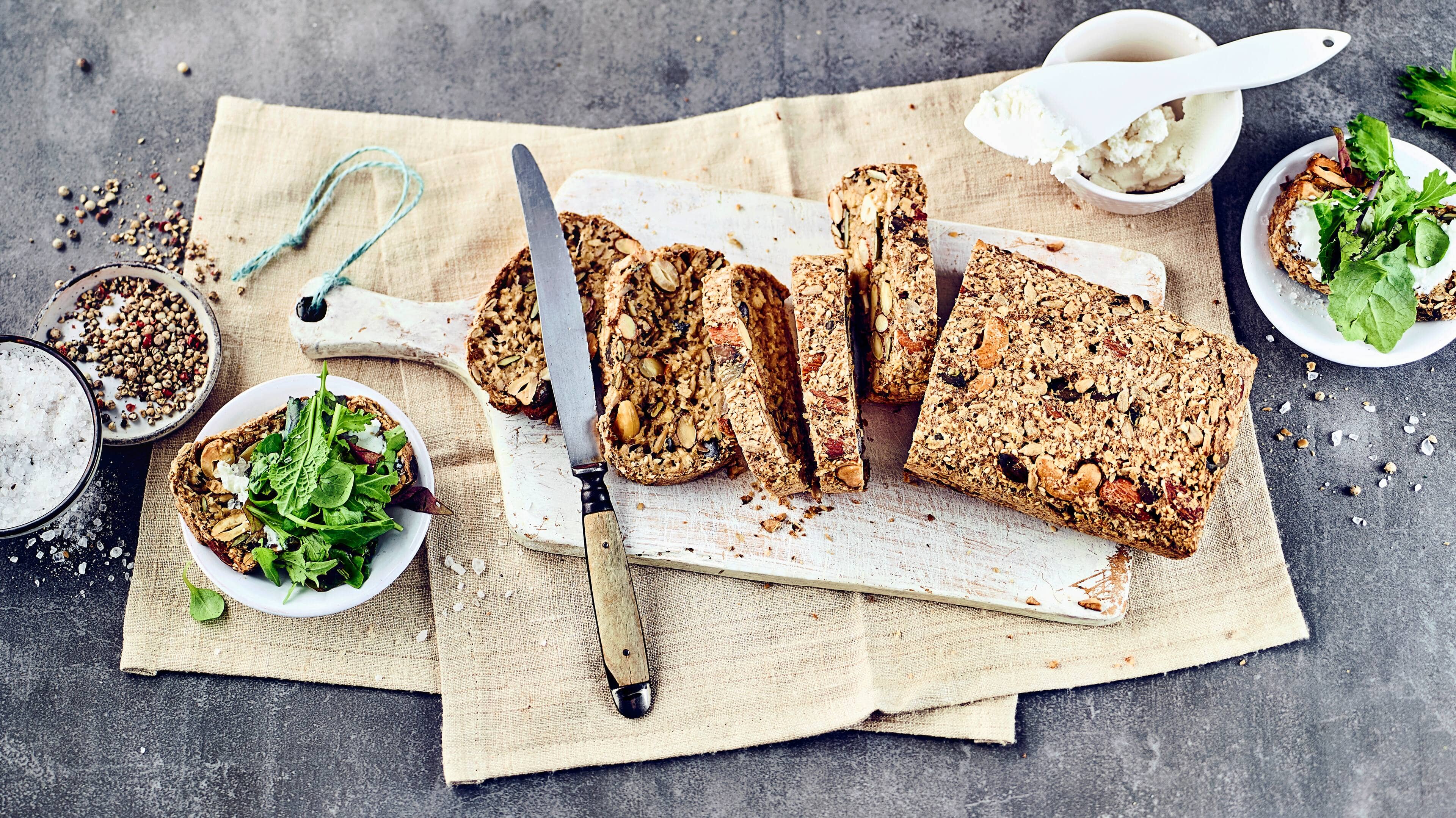 Life Changing Bread Unser Life Changing Bread ist nicht nur vegan und glutenfrei, sondern auch richtig lecker und mit vielen Nüssen und Samen besonders kernig. Es wird vielleicht nicht direkt Ihr gesamtes Leben ändern, aber Ihren Geschmack sicherlich.