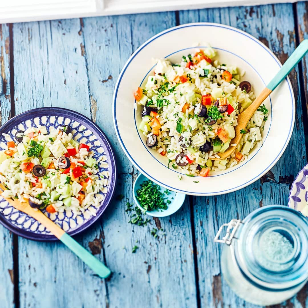 Unser Rezept für einen griechischen Reissalat wird mit Paprika, Apfel, Feta & Oliven zubereitet. Die leichte Vinaigrette sorgt für eine würzige Note.