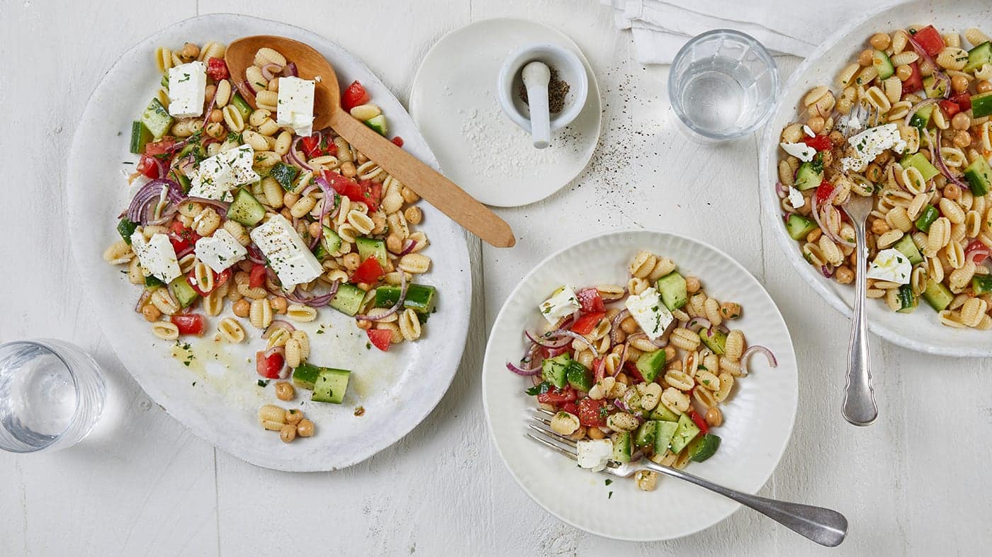 Griechischer Nudelsalat mit Kichererbsen & Schafskäse Griechischer Nudelsalat mit Kichererbsen & Schafskäse