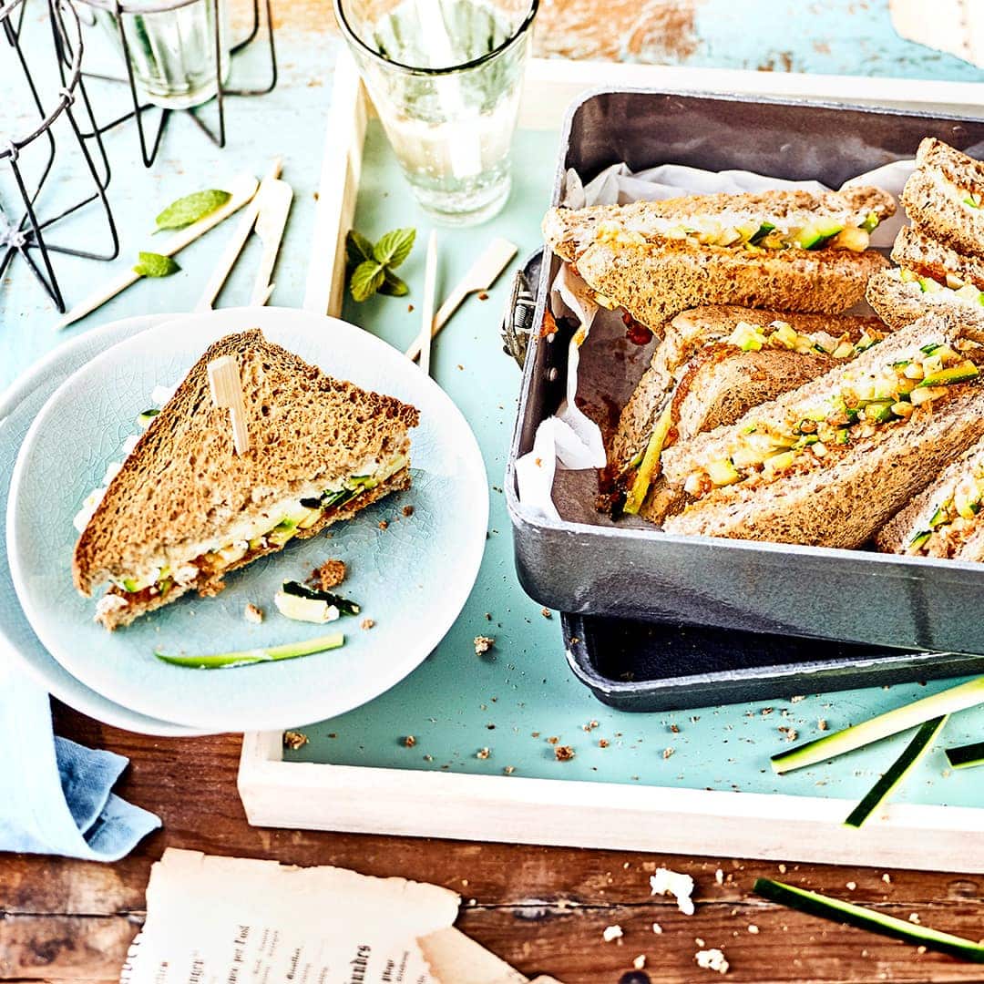 Vegetarische Zwischenmahlzeit: Probieren Sie unser Vollkorn-Sandwich mit Zucchini, Kräuter-Tomaten-Creme und Frischkäse – fertig in 10 Minuten!