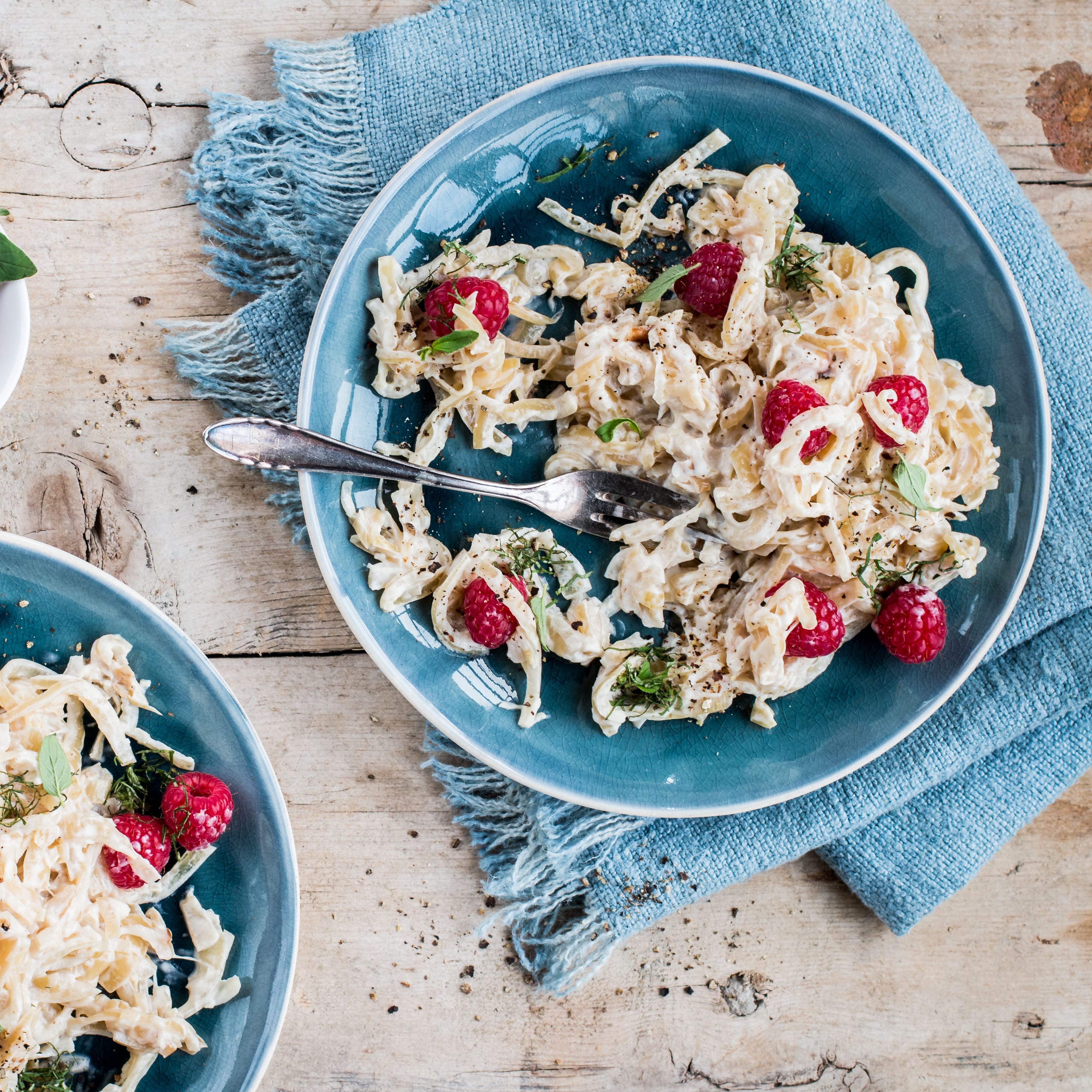 Karamellisierte Zwiebeln, Biermarinade und Himbeeren. Probieren Sie unser Zwiebelsalat-Rezept aus und bereiten Sie ein besonderes vegetarisches Gericht zu.\n\n