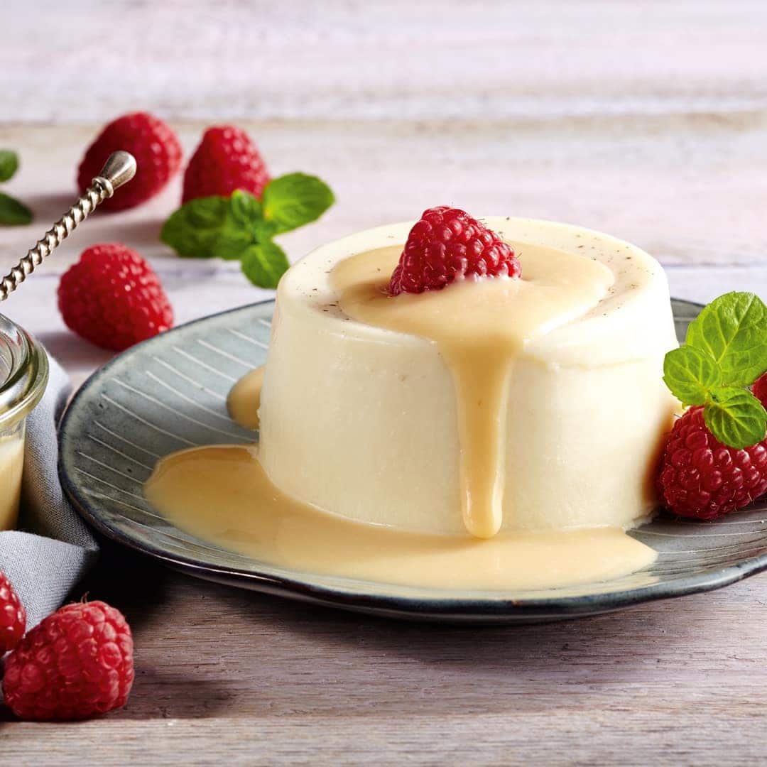 Unser Tipp für ein fruchtiges, veganes Dessert: Probieren Sie unser Soja Panna cotta mit Agar Agar, frischen Himbeeren und Karamellsoße!