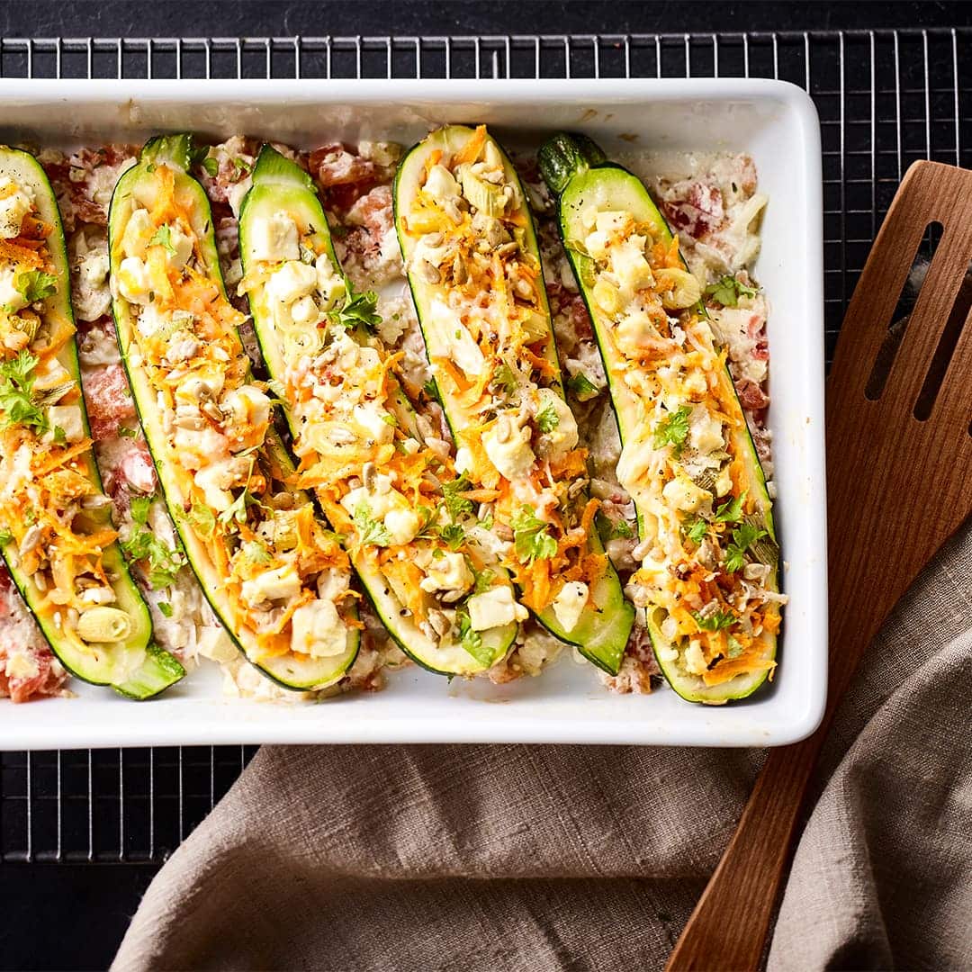 Gefüllte Zucchini mit Schafskäse, Hülsenfrüchten, Reis und Gemüse: ein herzhaft vegetarisches Gericht aus dem Ofen