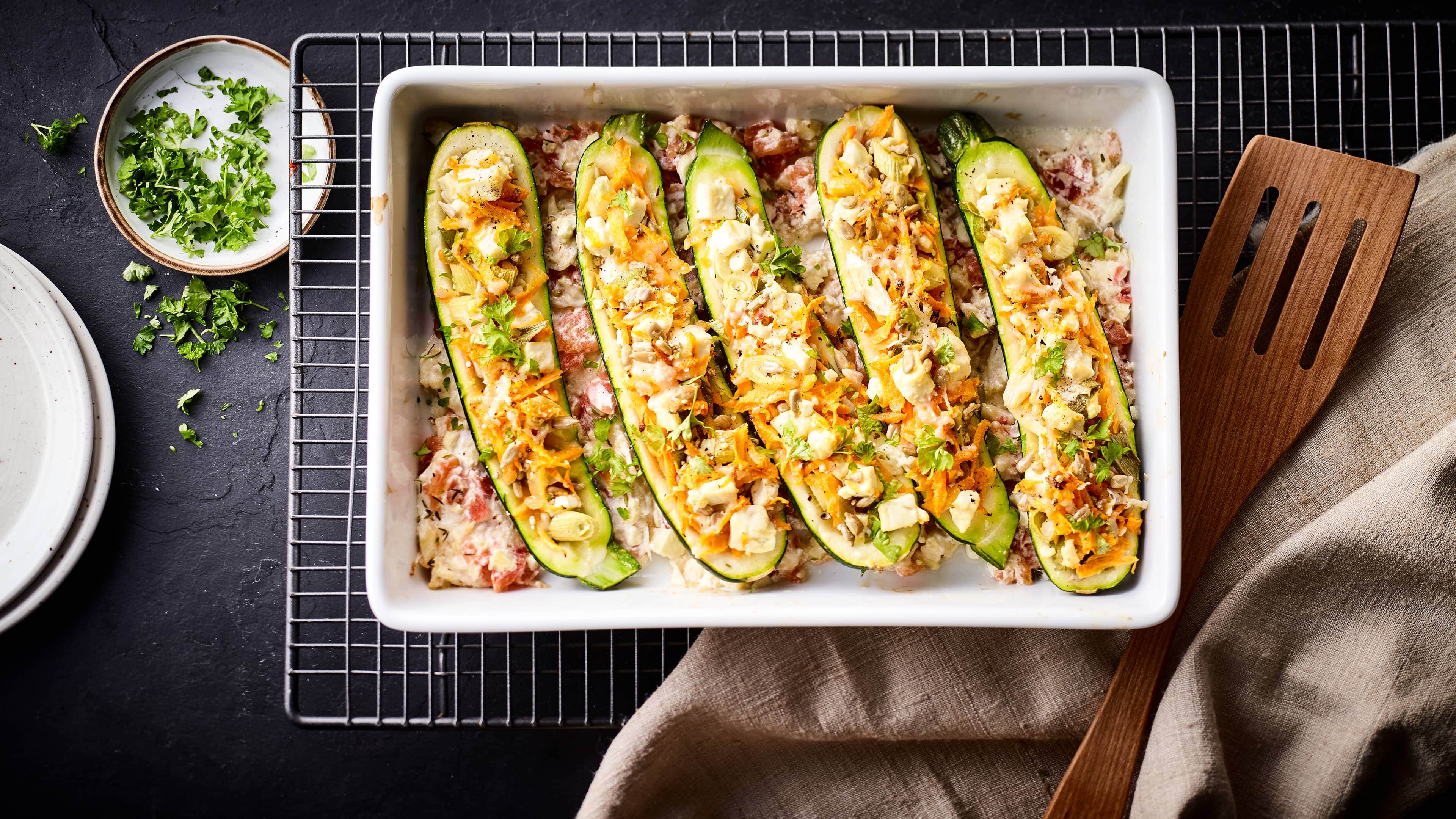 Gefüllte Zucchini Gefüllte Zucchini mit Schafskäse, Hülsenfrüchten, Reis und Gemüse: ein herzhaft vegetarisches Gericht aus dem Ofen