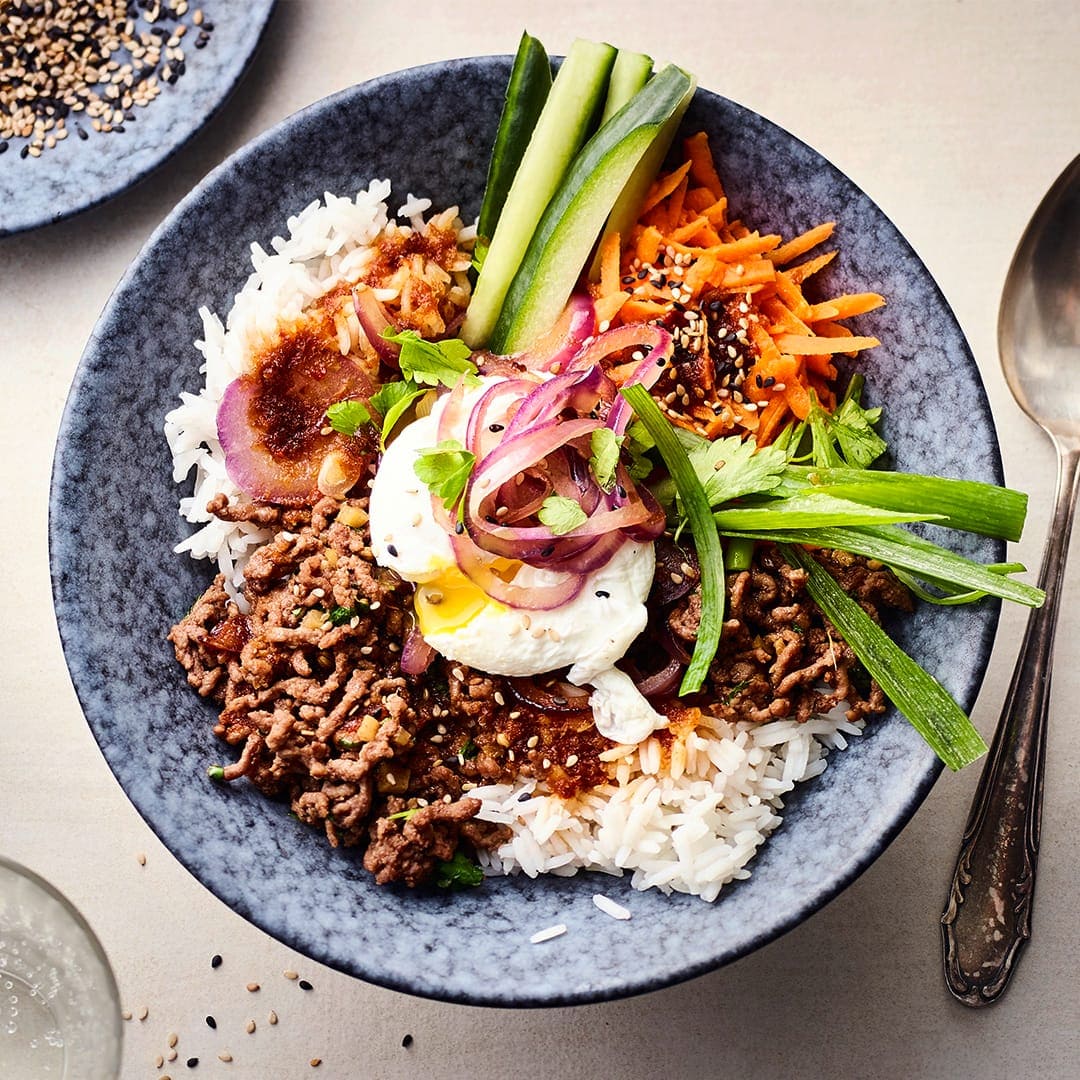 Unser Rezept für eine schmackhafte Reis Bowl mit Hackfleisch, Möhren-Gurken-Gemüse und süßer Knoblauch-Chili-Soße sollten Sie unbedingt ausprobieren!