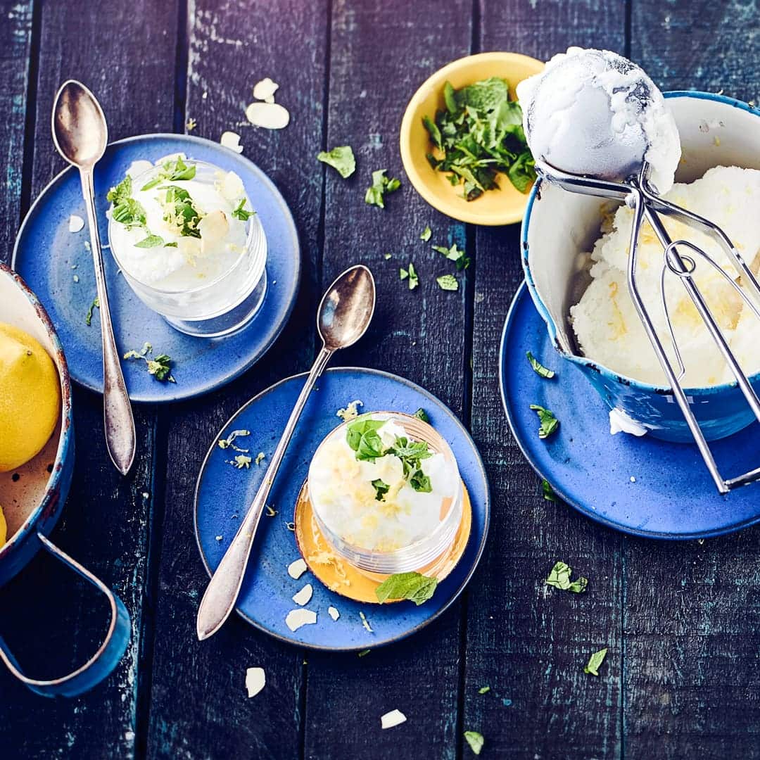 Erfrischend und genau das richtige für heiße Sommertage. Ganz einfach zum Selbermachen ist unser Rezept für Zitronen-Sorbet garaniert mit Minze und Basilikum.