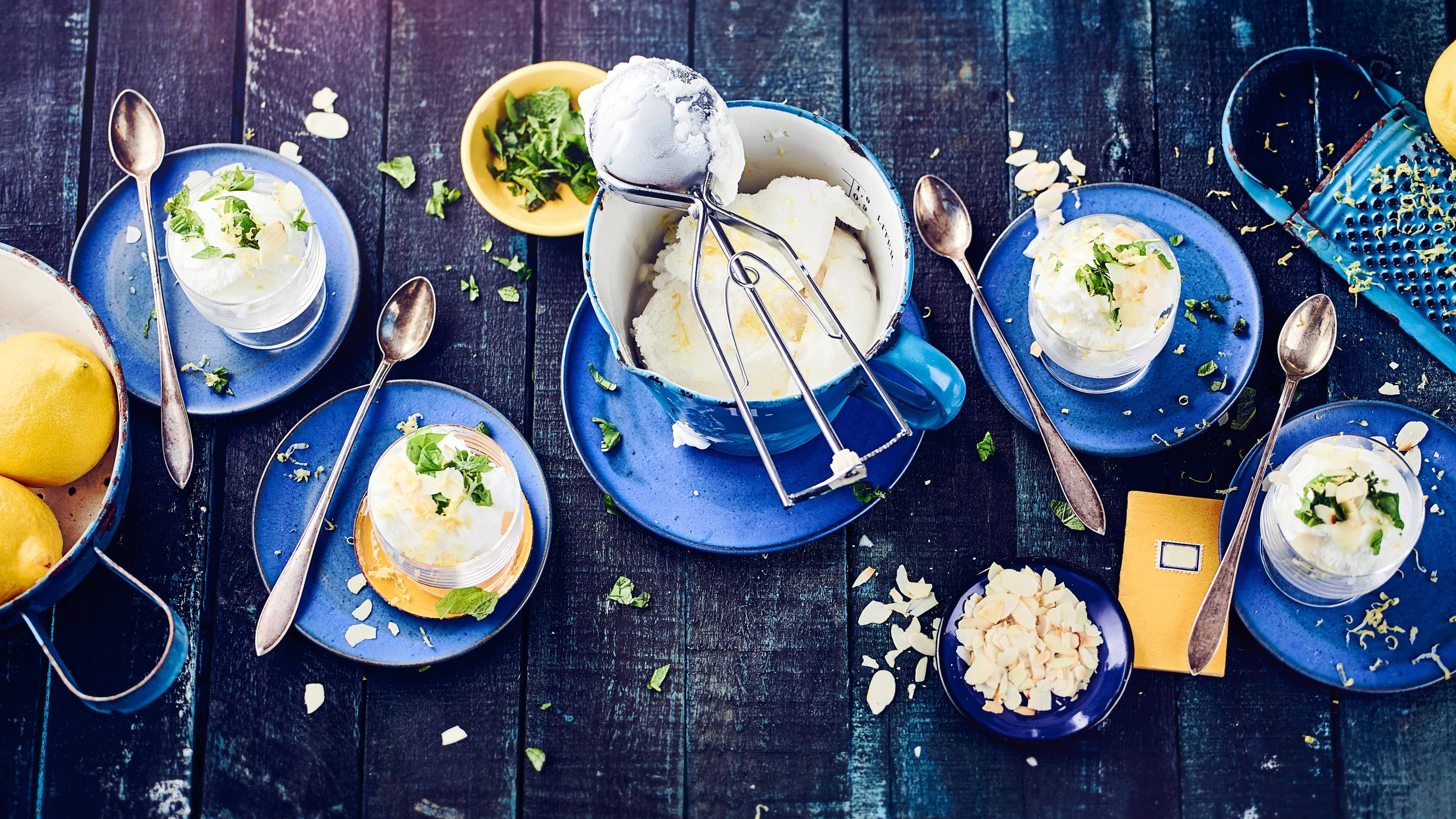 Zitronen-Sorbet Erfrischend und genau das richtige für heiße Sommertage. Ganz einfach zum Selbermachen ist unser Rezept für Zitronen-Sorbet garaniert mit Minze und Basilikum.