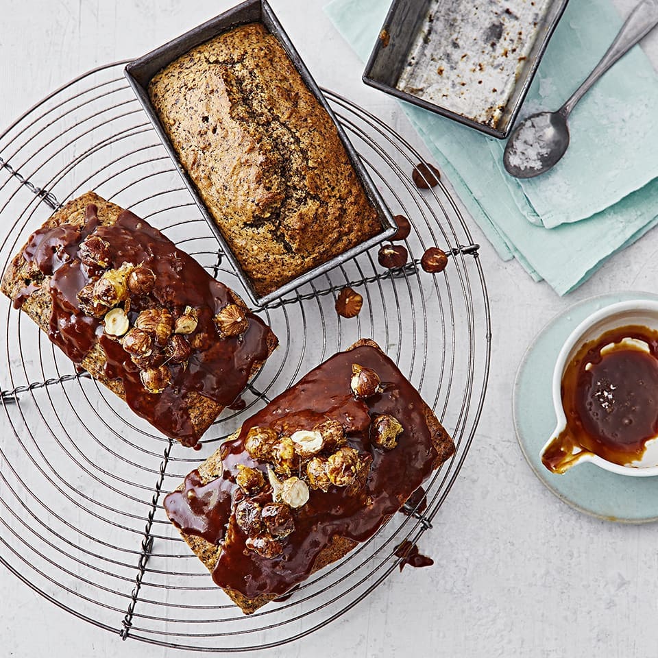 Bei der Zubereitung des Toppings dieses Schokokuchens mit Salzkaramell besteht die Möglichkeit, dass Sie die Karamellnüsse probieren und sie voreilig wegnaschen. Unser Vorschlag: Verarbeiten Sie einfach die doppelte Menge wie angegeben.