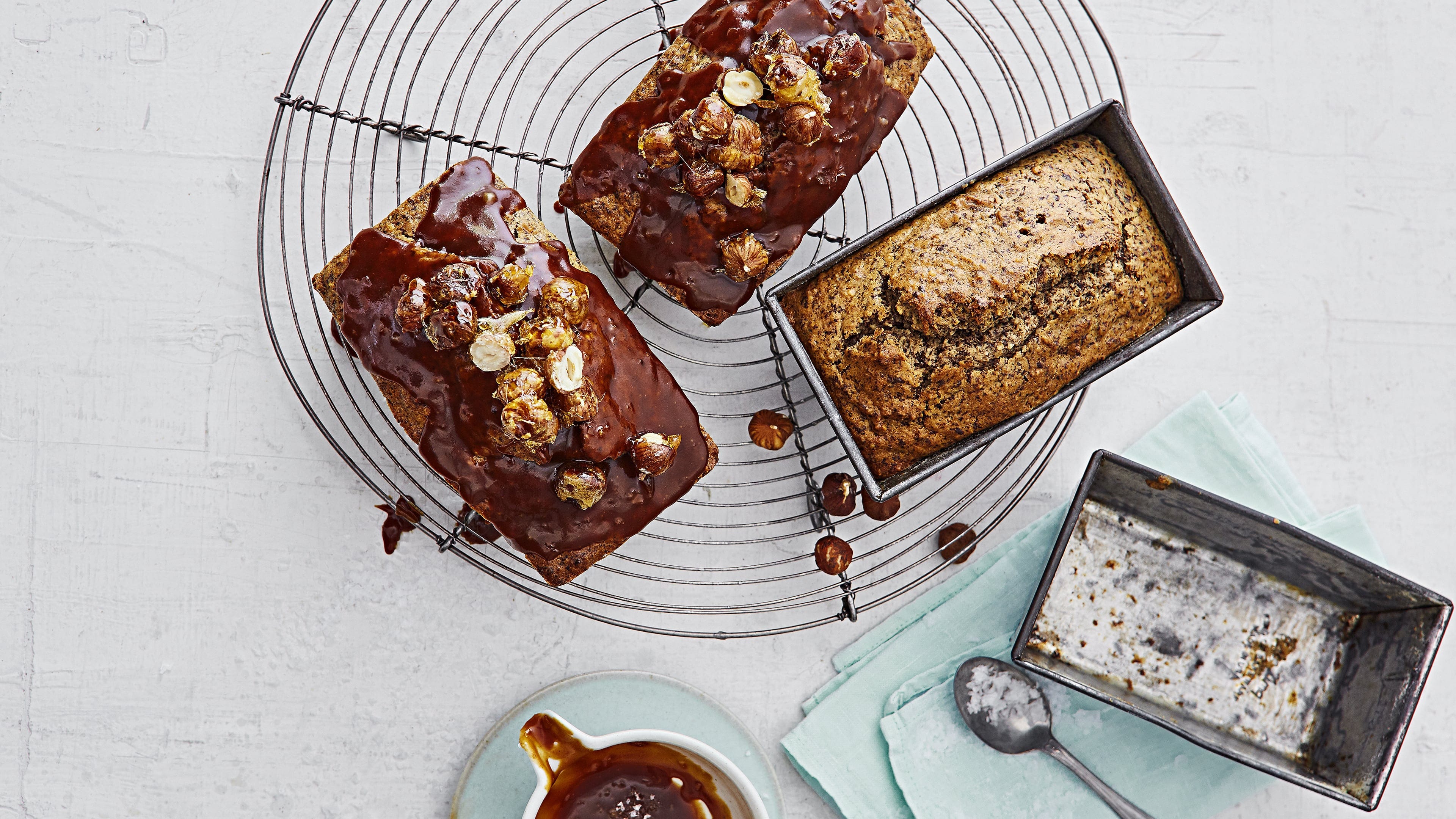 Schokokuchen mit Salzkaramell Bei der Zubereitung des Toppings dieses Schokokuchens mit Salzkaramell besteht die Möglichkeit, dass Sie die Karamellnüsse probieren und sie voreilig wegnaschen. Unser Vorschlag: Verarbeiten Sie einfach die doppelte Menge wie angegeben.