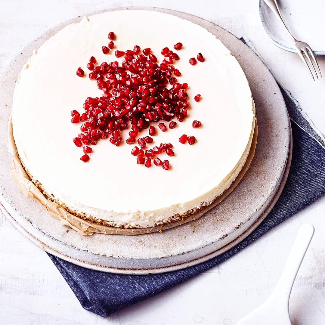 Für unser Rezept für einen raffinierten Käsekuchen mit Frischkäse und Granatapfel benötigen Sie keinen Backofen – probieren Sie es gleich mal aus!