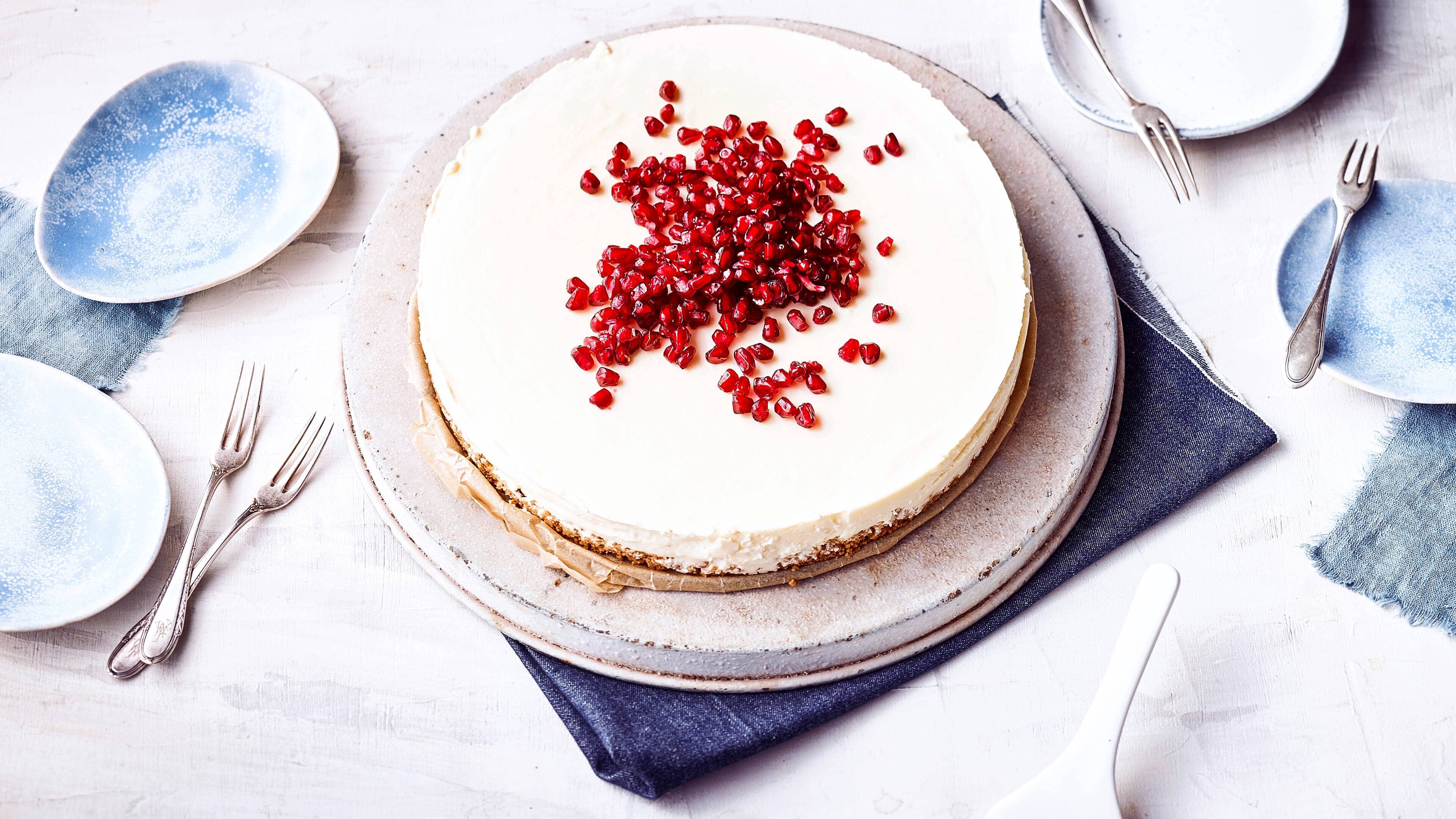 Käsekuchen mit Granatapfel Für unser Rezept für einen raffinierten Käsekuchen mit Frischkäse und Granatapfel benötigen Sie keinen Backofen – probieren Sie es gleich mal aus!