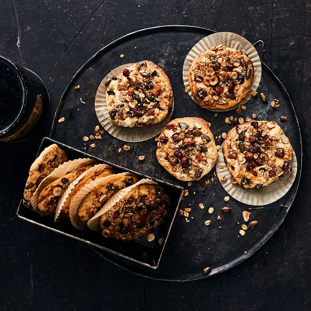 Selbstgemachtes Knuspermüsli und dann auch noch in Cookie-Form: Unsere Granola-Cookies mit Mandeln und Cranberries schmecken herrlich knusprig und kernig!