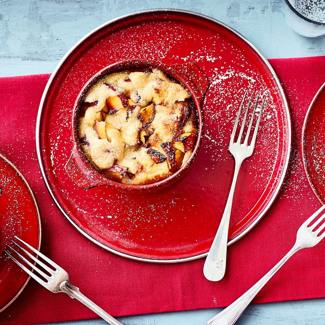 Probieren Sie unseren fruchtigen Grießauflauf, der mit Vanille, Nektarinen und Zitronen zubereitet wird – lecker als Dessert oder süße Hauptspeise.