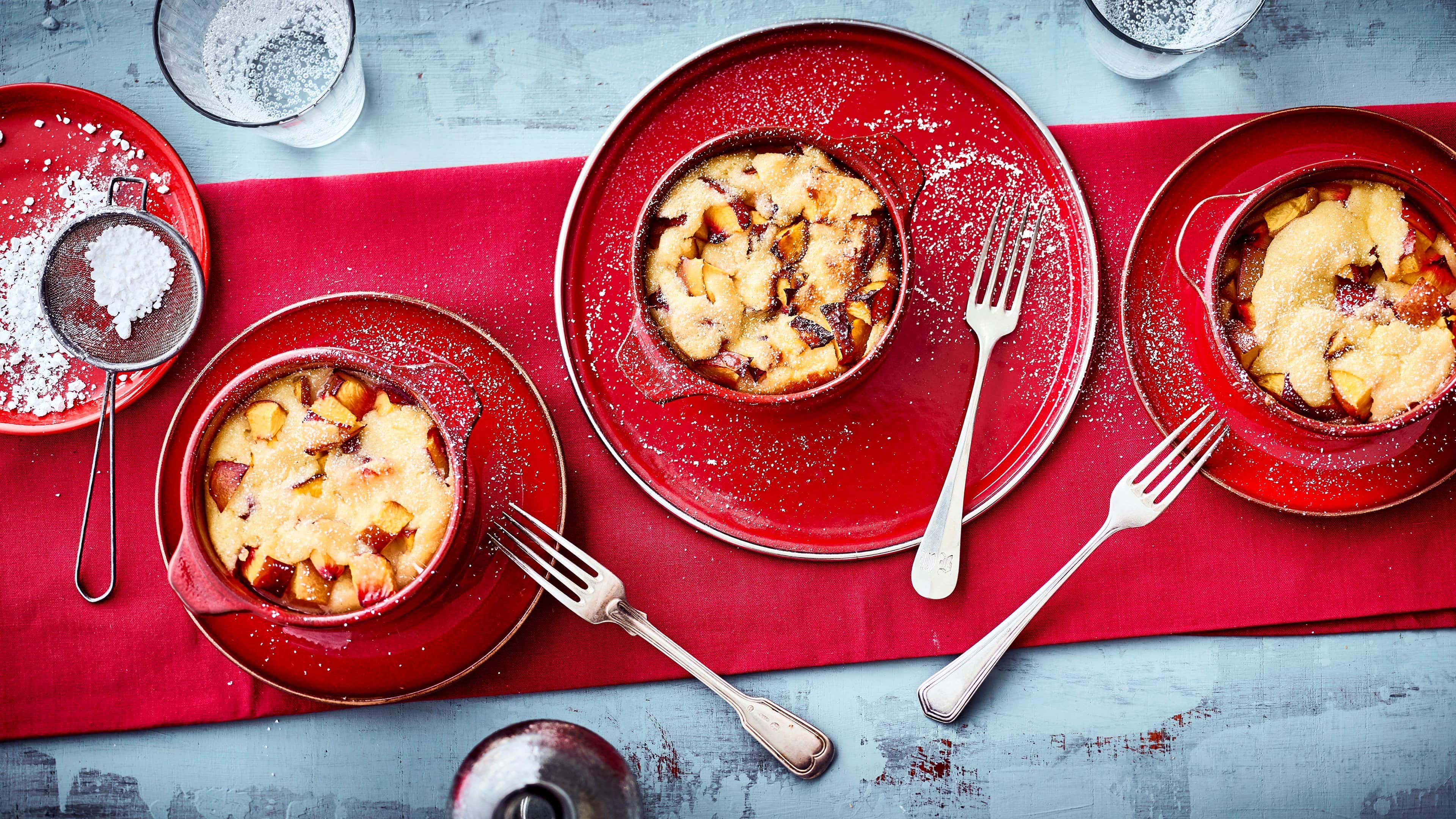 Fruchtiger Grießauflauf Probieren Sie unseren fruchtigen Grießauflauf, der mit Vanille, Nektarinen und Zitronen zubereitet wird – lecker als Dessert oder süße Hauptspeise.