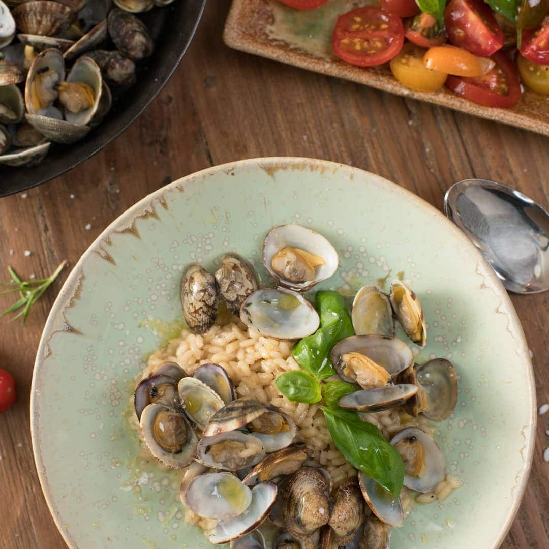 Sie haben Lust auf ein köstliches Muschel-Rezept? Meeresfrüchte wie Austern, Miesmuscheln oder Venusmuscheln gelten bei vielen als maritime Delikatesse und lassen sich auf unterschiedlichste Art köstlich zubereiten.