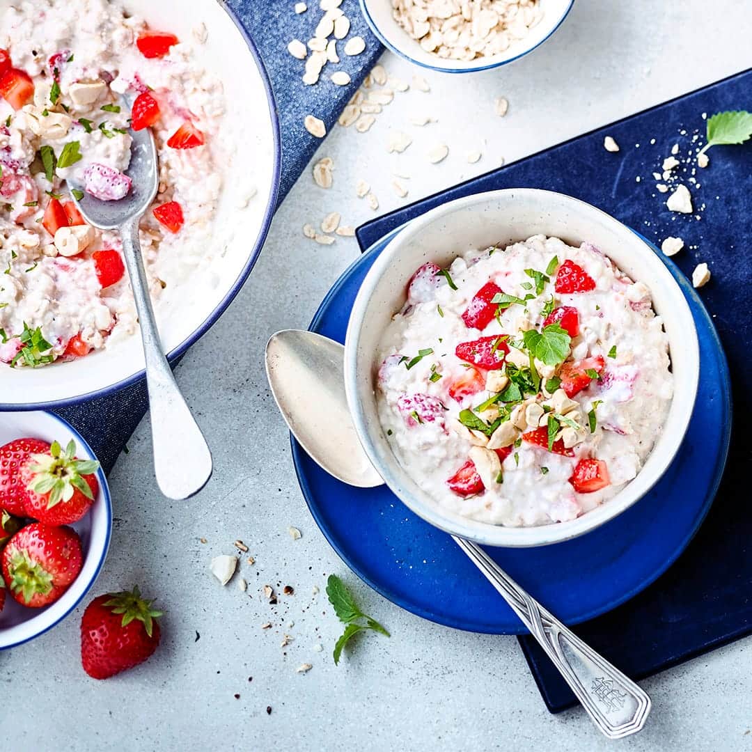 Sie wollen ein natürlich leckeres Frühstück? Probieren Sie doch mal unser fruchtig-herzhaftes Müsli aus Haferflocken, Nüssen, Erdbeeren und Hüttenkäse.