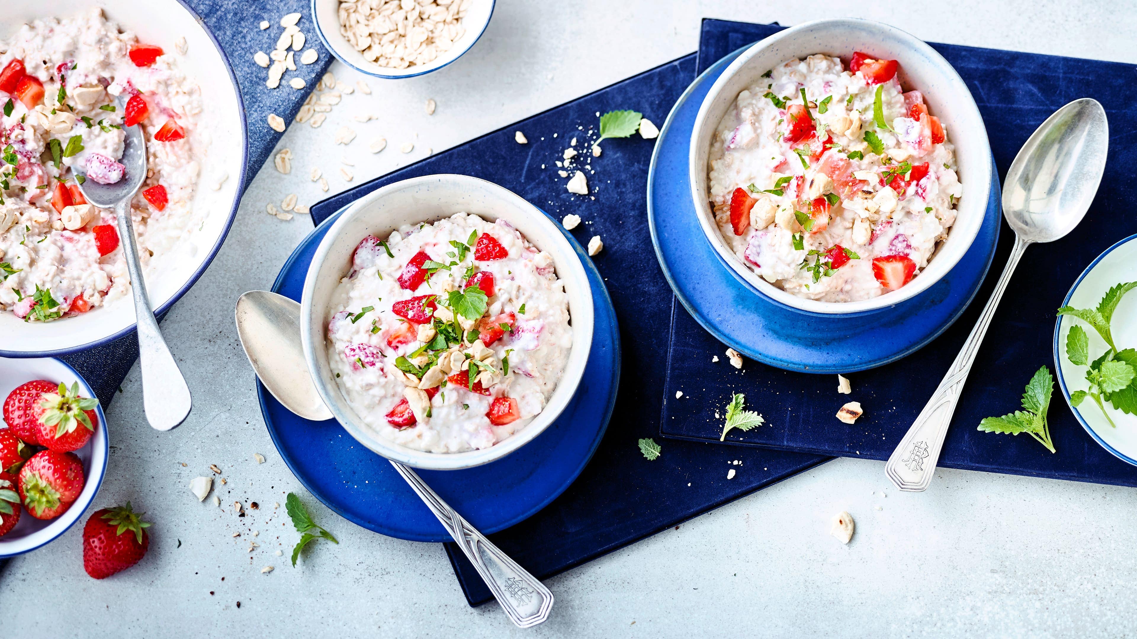 Müsli mit Hüttenkäse Sie wollen ein natürlich leckeres Frühstück? Probieren Sie doch mal unser fruchtig-herzhaftes Müsli aus Haferflocken, Nüssen, Erdbeeren und Hüttenkäse.