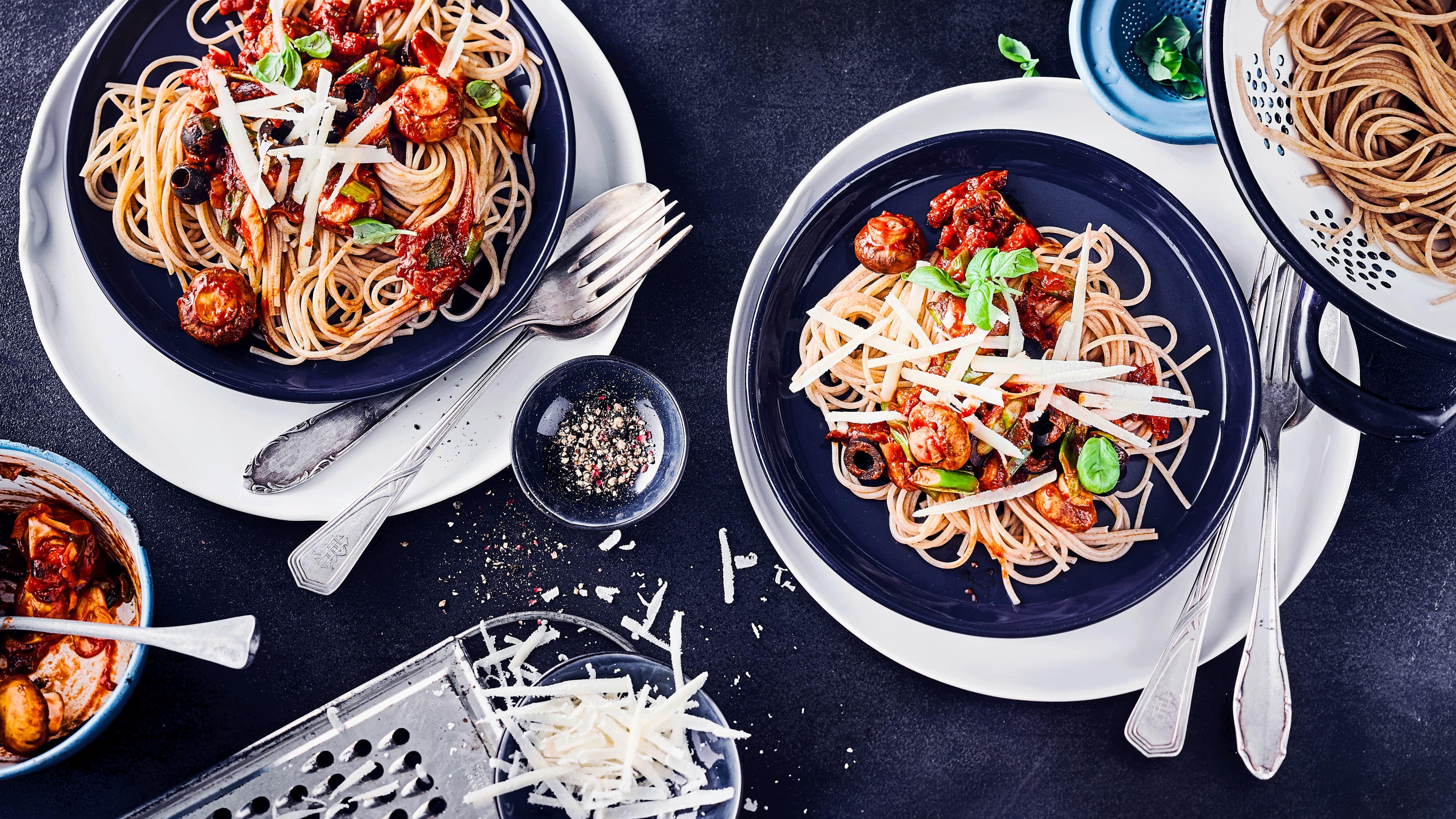 Spaghetti mit Champignons Lust auf ein köstliches Nudelgericht? Probieren Sie unser Rezept für Spaghetti mit Champignons, getrockneten Tomaten und frischem Basilikum aus!