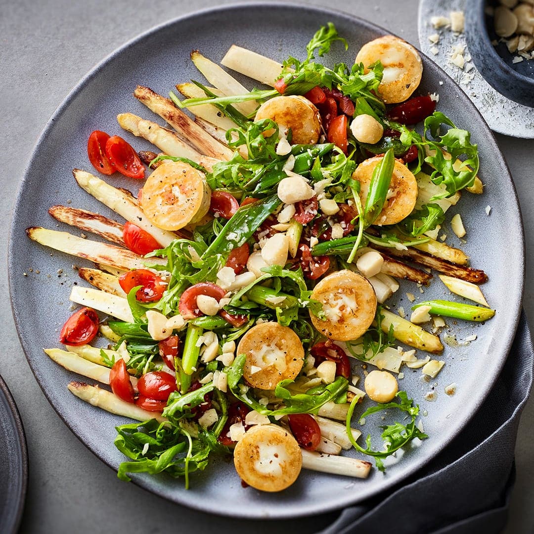 Dieses vegetarische Sommergericht macht gute Laune: Probieren Sie unseren Salat aus gebratenem Spargel, Cocktailtomaten und Ziegenfrischkäsetaler mit Balsamico-Dressing!