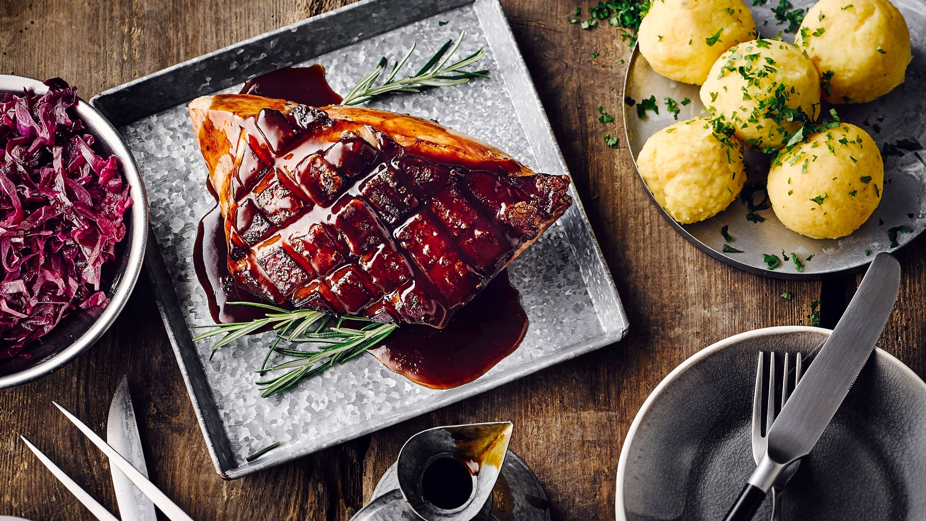 Krustenbraten mit Rosmarin Ohne Kruste ist ein Schweinebraten nur halb so gut. Erfahren Sie, wie das Krustenbraten-Rezept perfekt gelingt und das Fleisch innen saftig und außen knusprig wird!