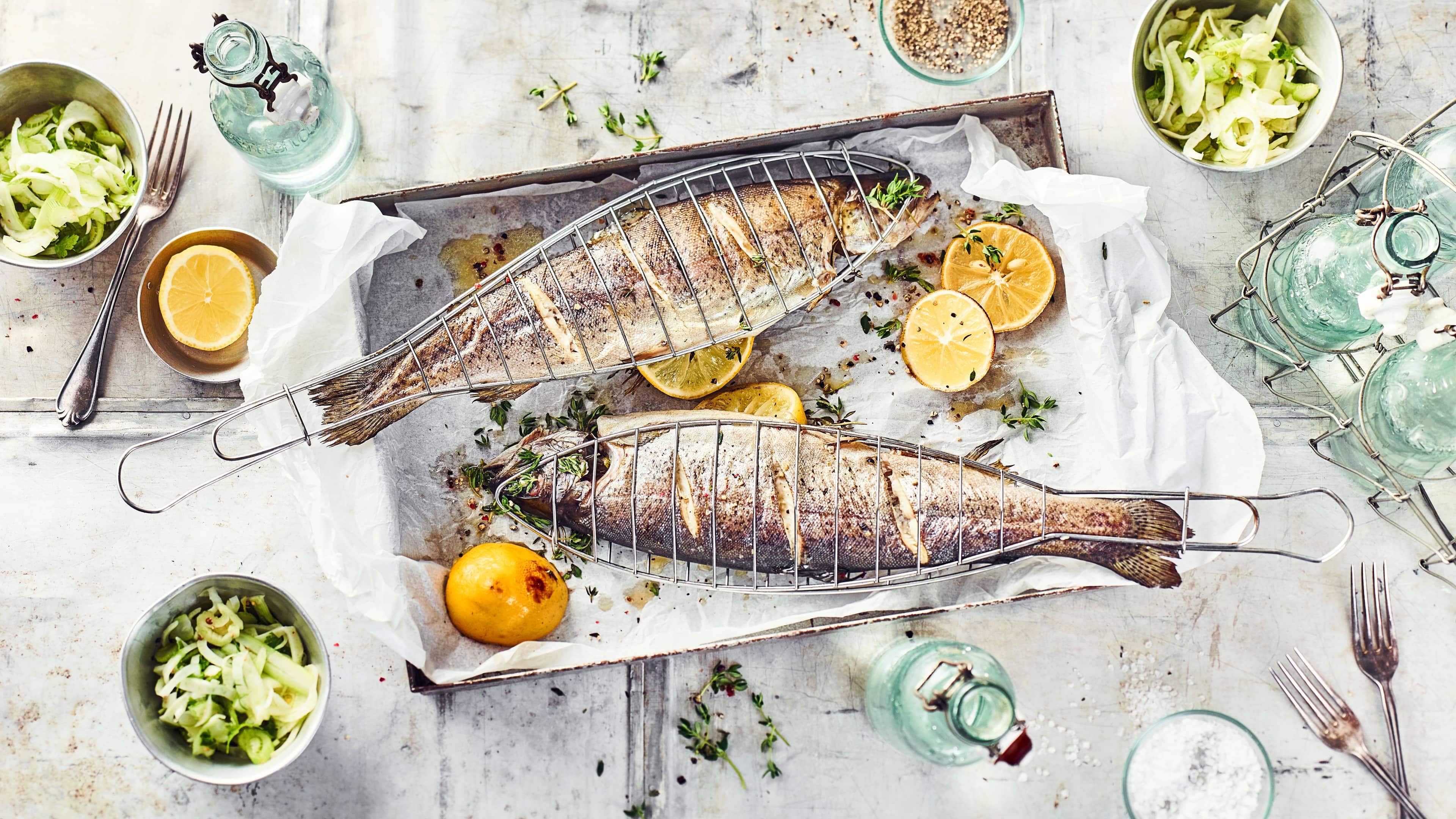 Gefüllte Regenbogen-Forelle Bereiten Sie mit unserem Rezept Forellen im Backofen zu: Würziger Fisch mit einem Fenchel-Limetten-Salat serviert, schmeckt aus dem Ofen und vom Grill.