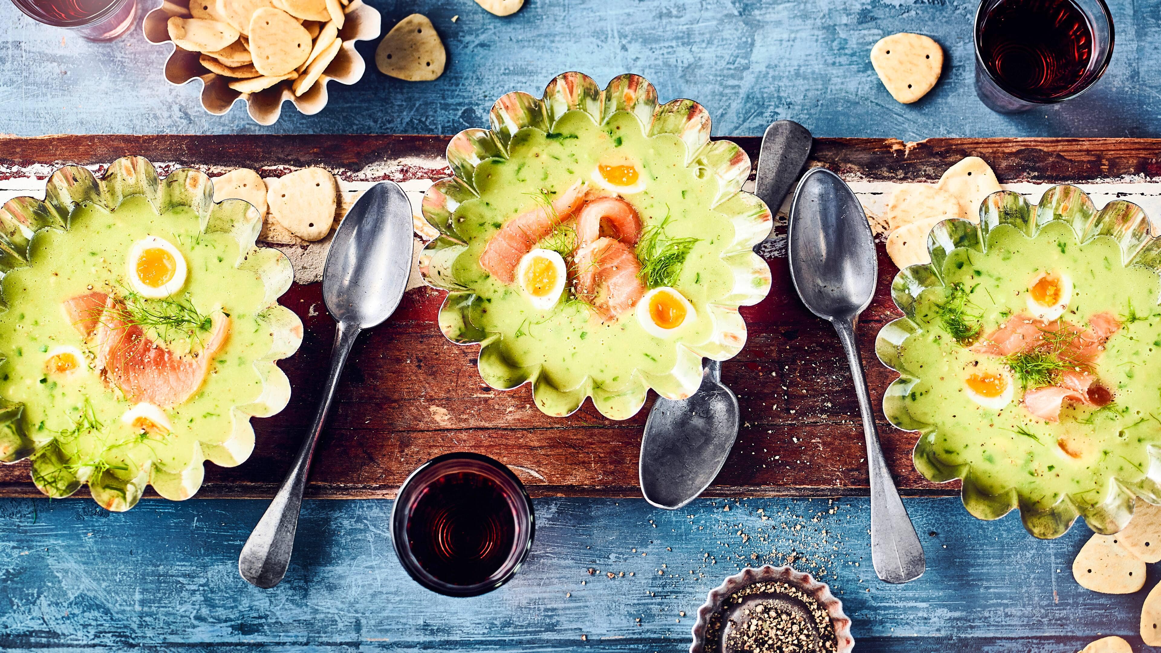 Avocado-Bärlauchsuppe Mit unserer Avocado-Bärlauch-Suppe bereiten Sie eine leckere warme Mahlzeit zu. Wachteleier und Räucherlachs verleihen der Suppe eine besondere Note.
