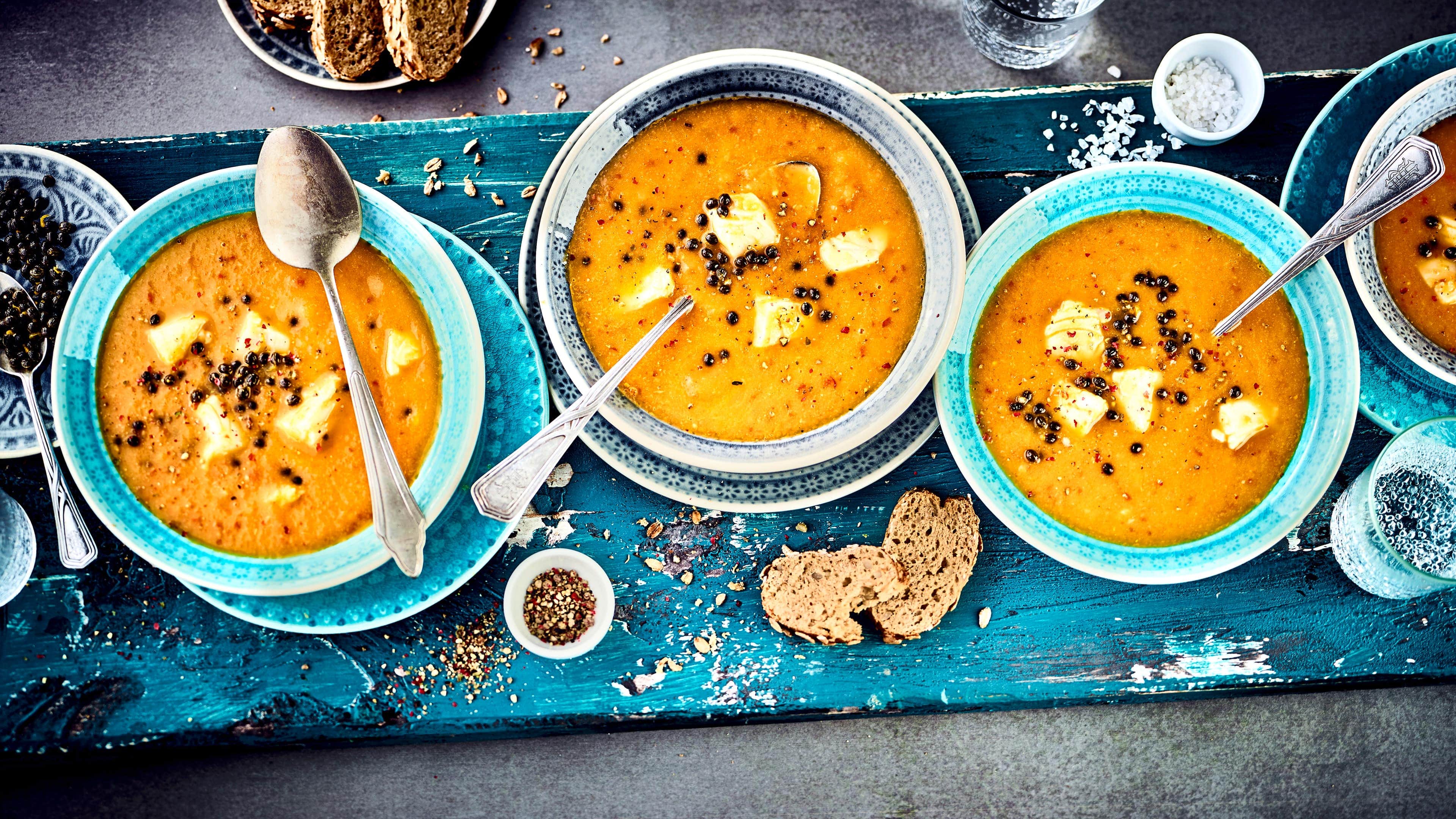 Papaya-Suppe mit Kabeljau Unser Tipp für einen exotisch-fruchtigen Fischgenuss: Probieren Sie unsere Suppe mit Papaya, Avocado und Kabeljaufilet – fertig in 35 Minuten!