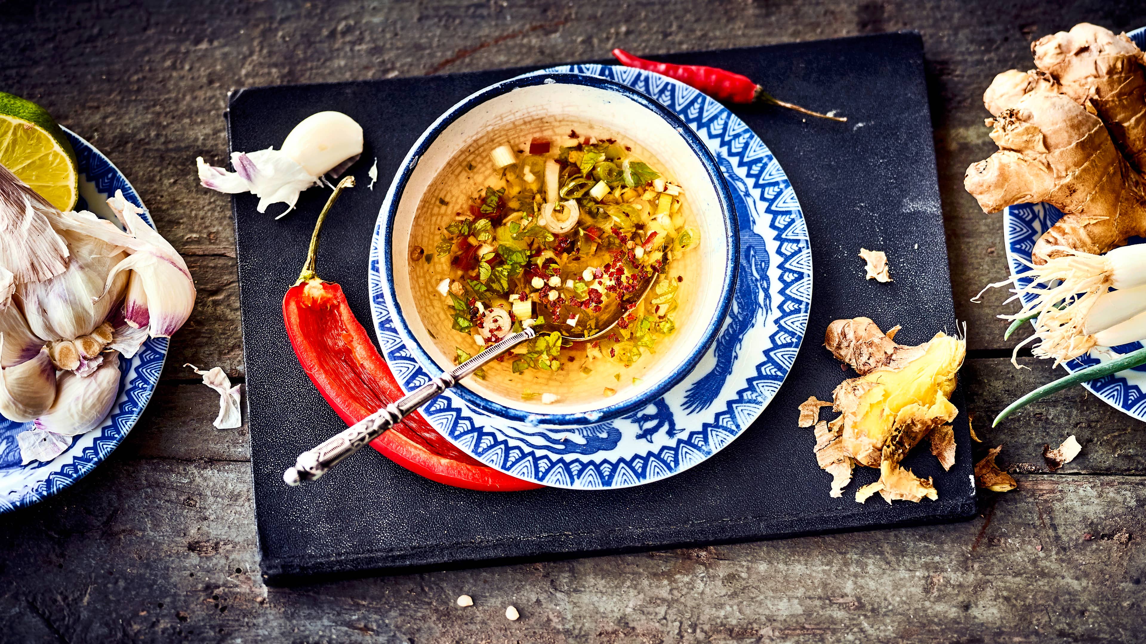 Ingwer-Dressing Ein würziges asiatisch angehauchtes Dressing aus Erdnussöl, Ingwer, Frühlingszwiebeln, Knoblauch und Chili.