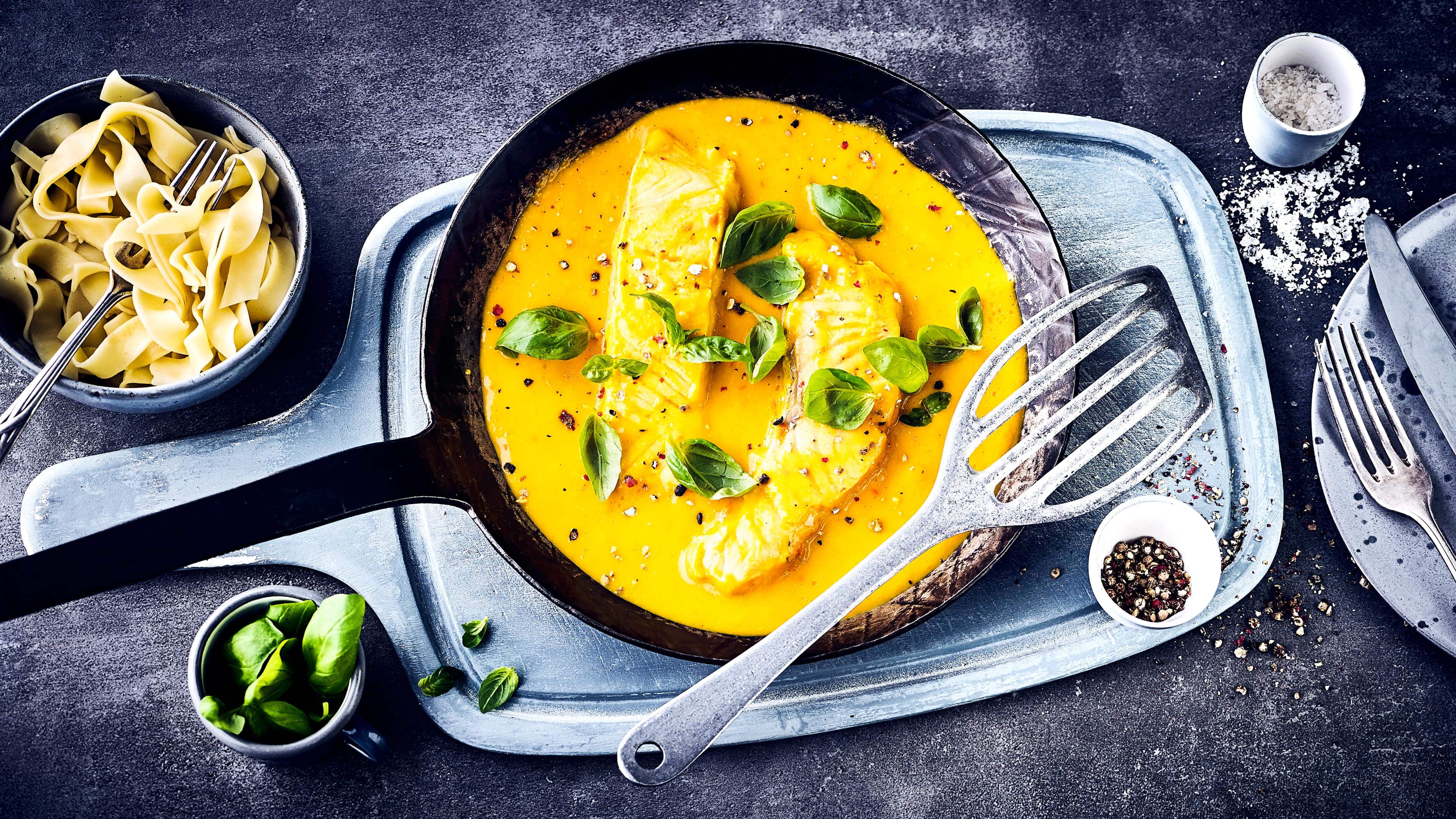 Lachs an Mangosauce Lachs an MangosauceSie mögen exotische Gerichte? Dann sollten Sie unbedingt unser Rezept für Lachsfilets in fruchtiger Mangosoße und Nudeln probieren.