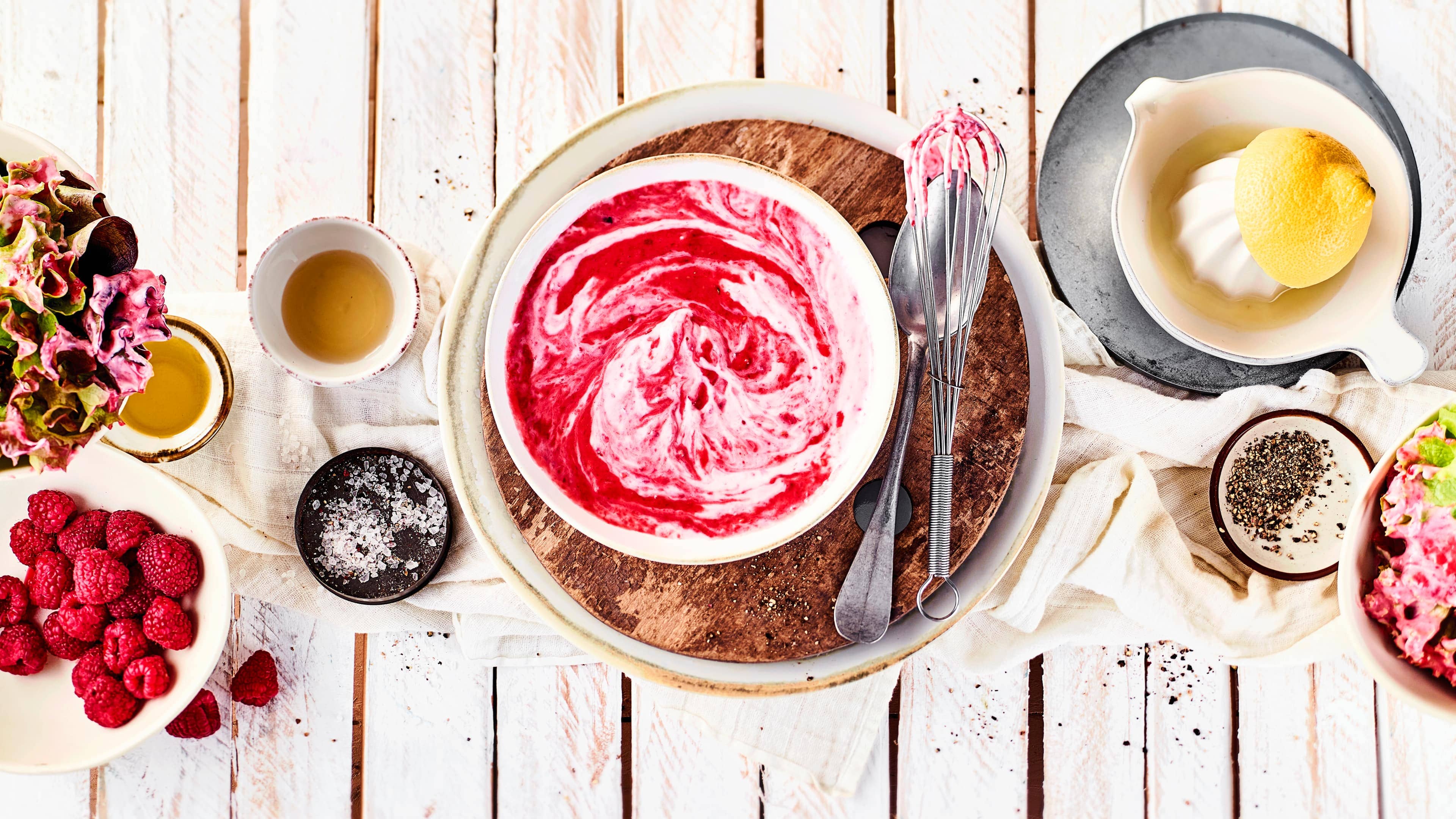 Himbeer-Dressing Besonders im Sommer passt unser fruchtiges Himbeer-Dressing mit Joghurt, Himbeerkonfitüre und frischen Himbeeren zu knackigen Blattsalaten.