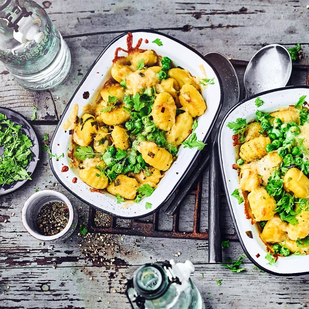 Schnell und mediterran: Probieren Sie unsere vegetarischen Gnocchi mit frischen Erbsen, Creme fraiche und Emmentaler – fertig in 30 Minuten!