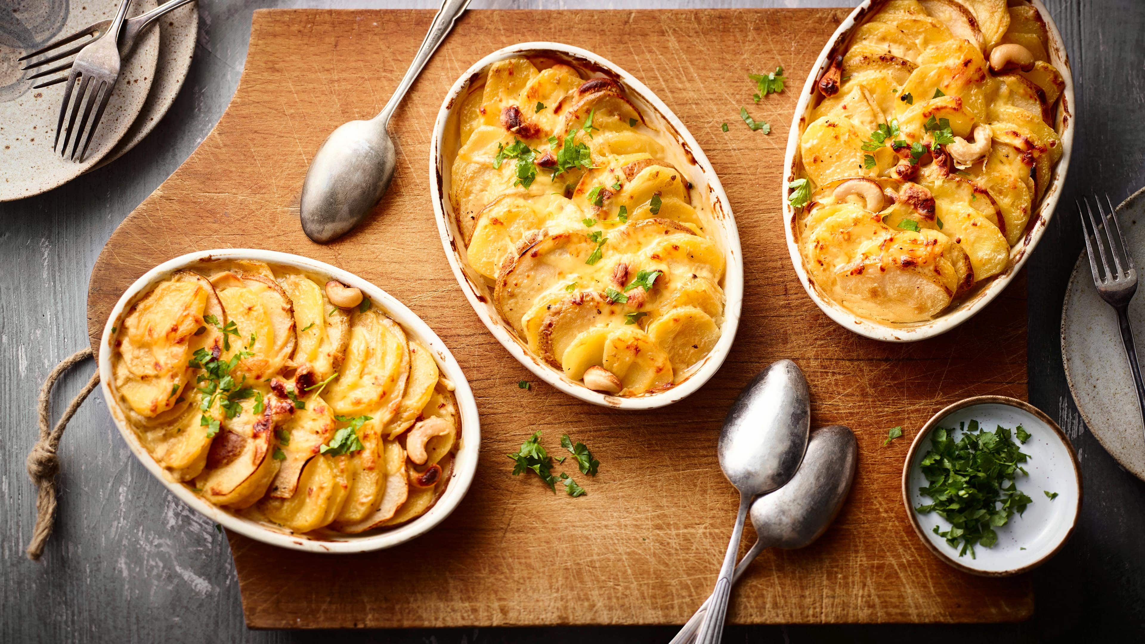 Kartoffelgratin mit Birne Kartoffelgratin mit Birne, Limettensaft und Cashewkernen: Probieren Sie doch einmal diese fruchtige Variante des Klassikers!