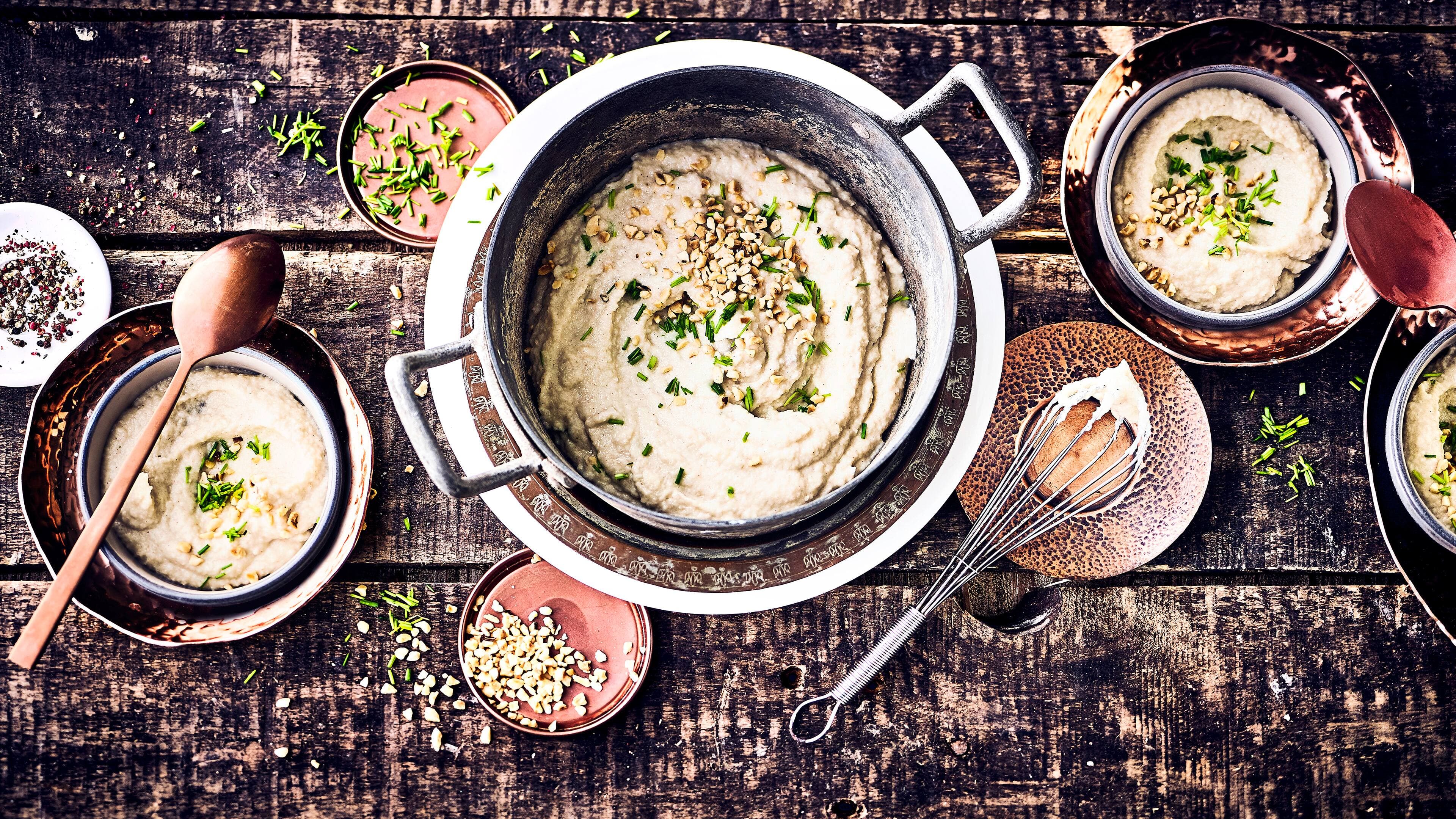 Topinambur-Püree Unser Rezept für ein vegetarisches Topinambur-Püree mit Petersilienwurzel und Haselnüssen eignet sich gut als Brotaufstrich – probieren Sie es aus!