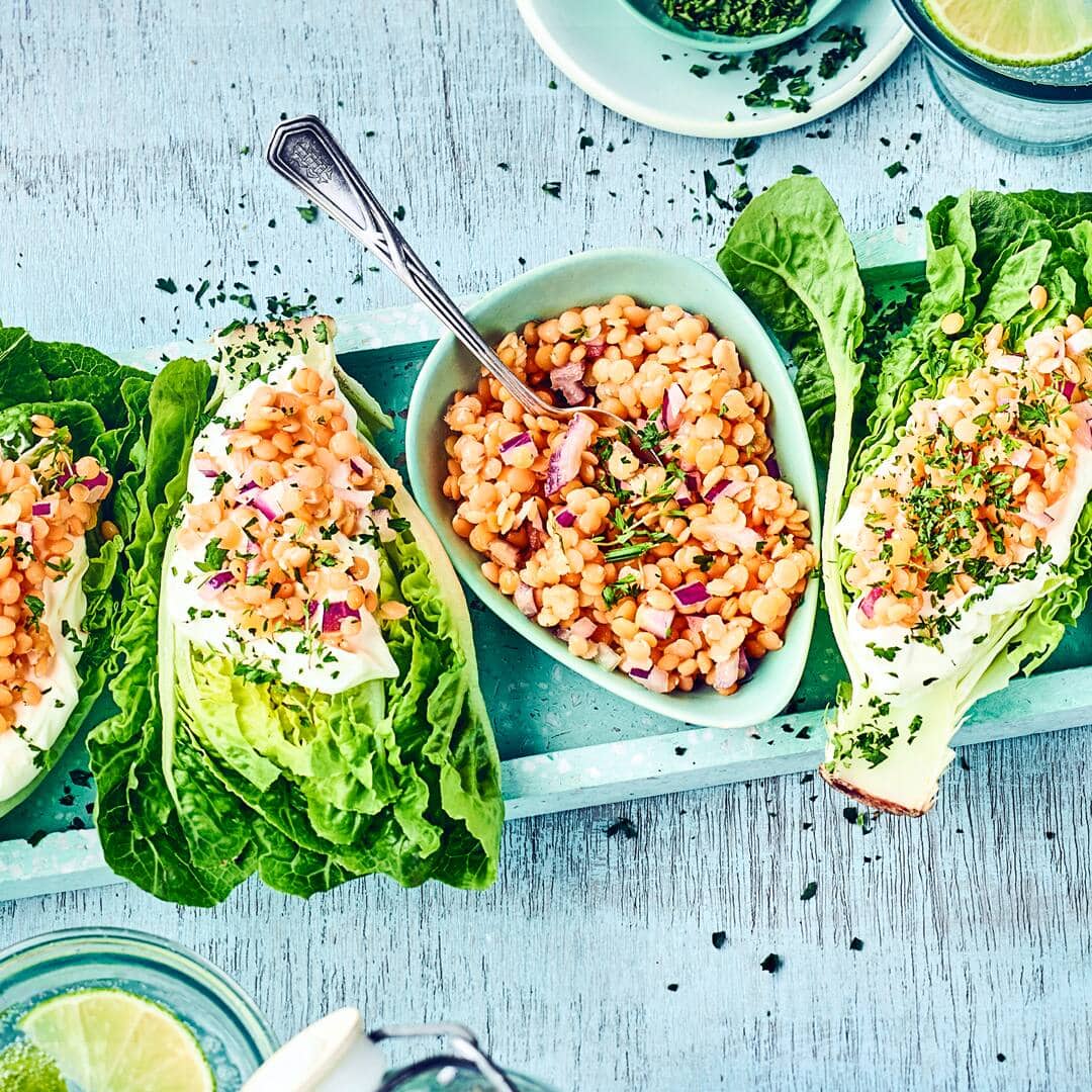 Leckerer Snack oder Vorspeise: Probieren Sie unseren Römischen Salat mit Weichkäse und pikantem Linsen-Balsamico-Dressing – gewürzt mit Thymian und Chili!