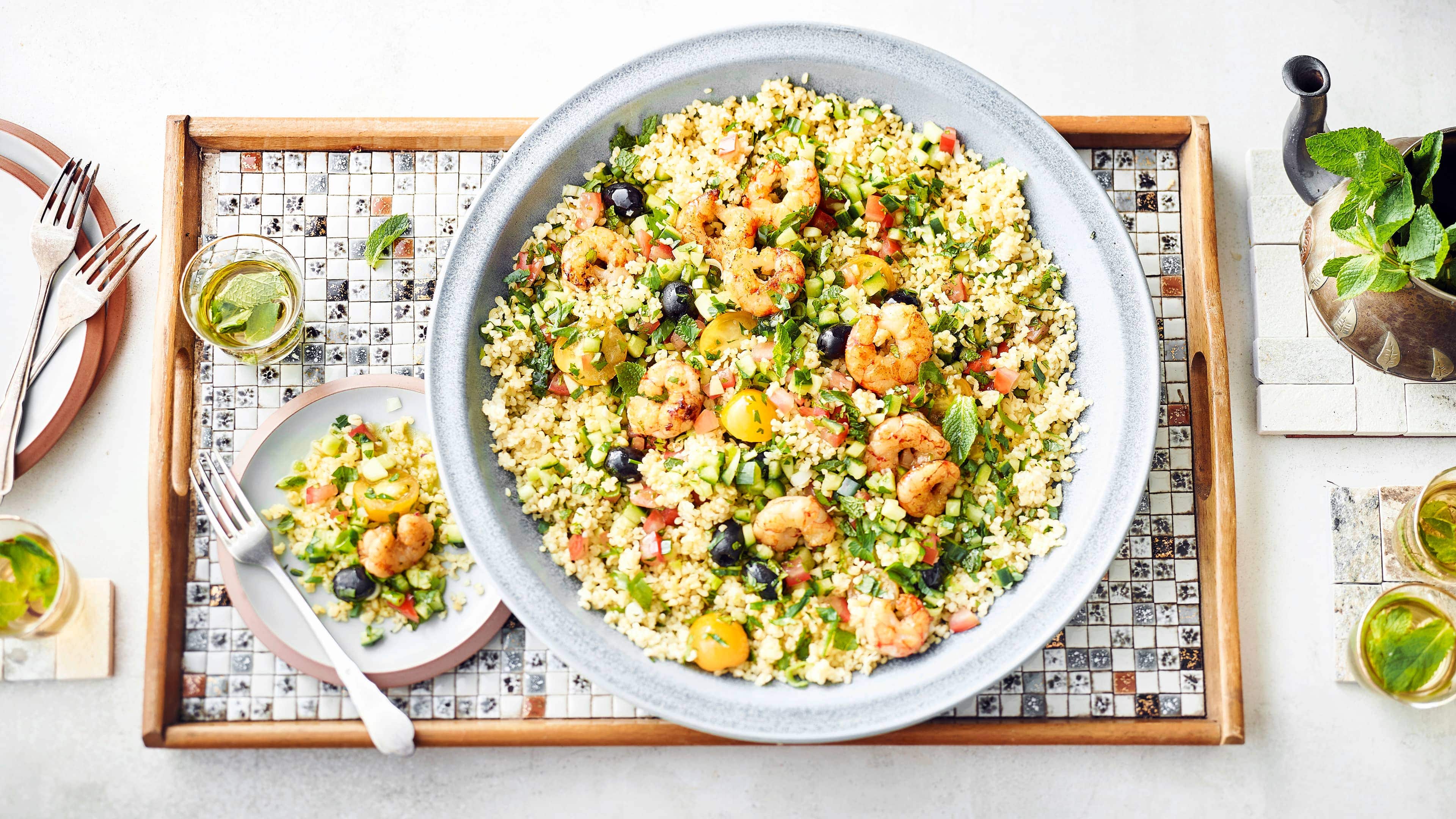 Tabbouleh Bulgur, Gemüse und Kräuter: das ist Tabbouleh – ein schneller und leckerer Salat. Bereiten Sie mit unserem Rezept eine würzige Hauptspeise mit Garnelen zu!