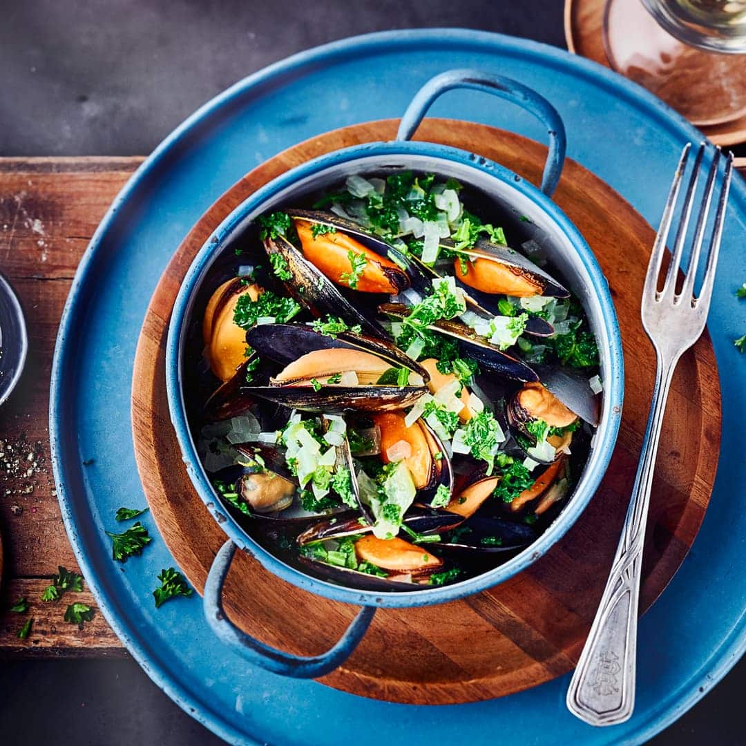 MiesmuschelnMiesmuscheln selbst kochen? Geht ganz einfach. Mit unserem Rezept gelingen Ihnen diese köstlichen Meeresfrüchte in Weißweinsauce bestimmt!