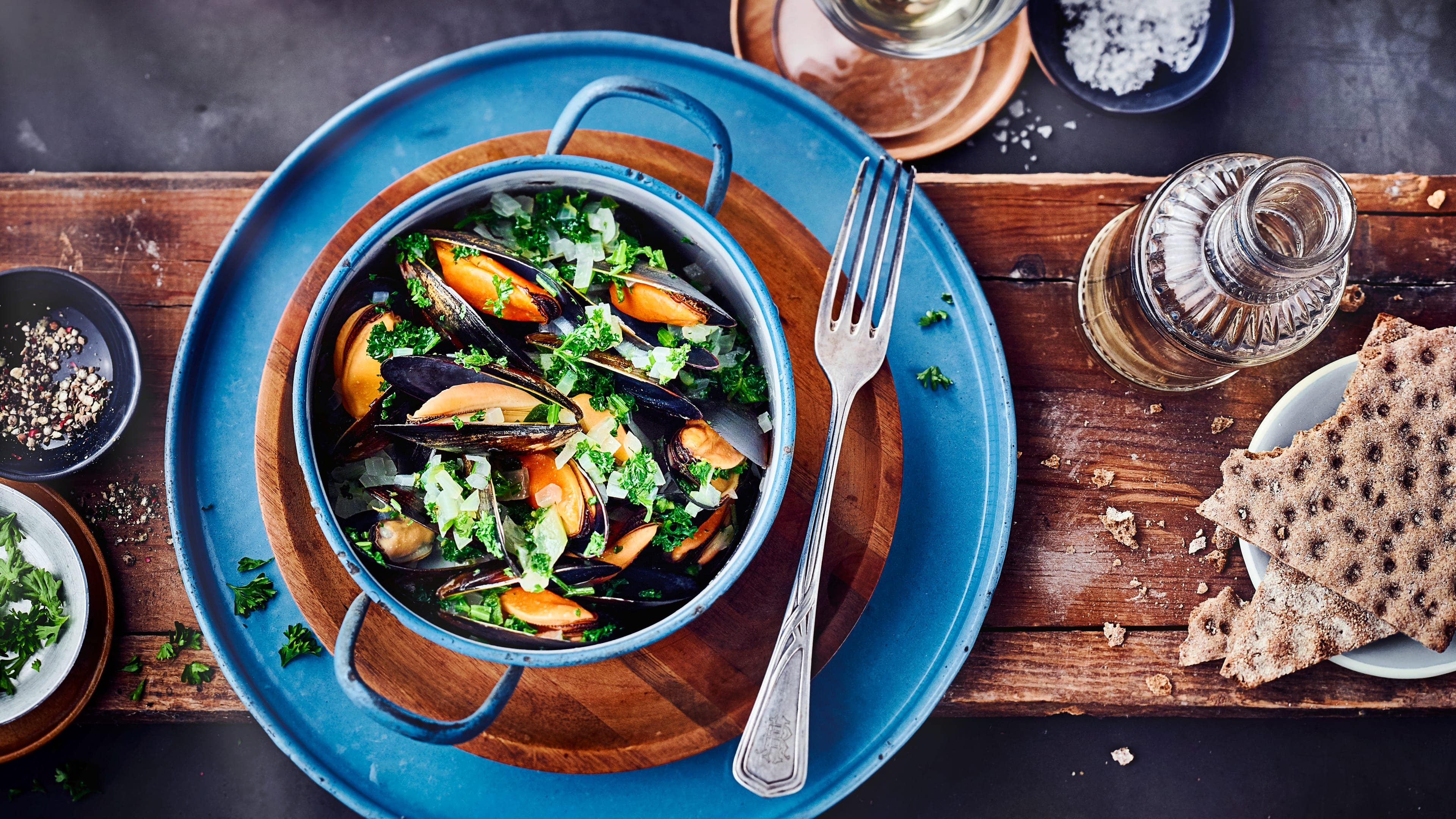 Miesmuscheln MiesmuschelnMiesmuscheln selbst kochen? Geht ganz einfach. Mit unserem Rezept gelingen Ihnen diese köstlichen Meeresfrüchte in Weißweinsauce bestimmt!