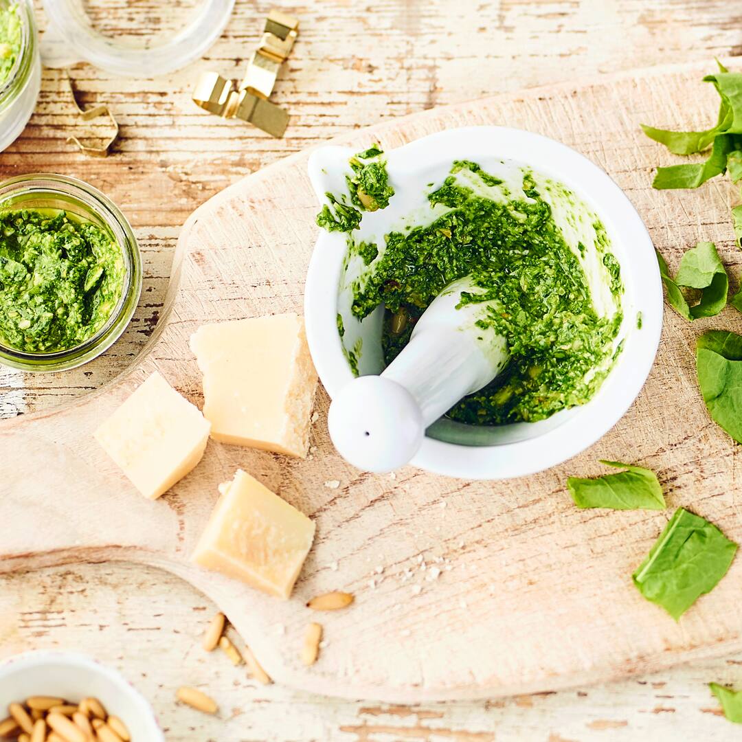 Frische Geschmacksnuancen für den Frühling: Entdecken Sie unser Bärlauchpesto-Rezept und lassen Sie sich den saisonalen Wohlgenuss schmecken!